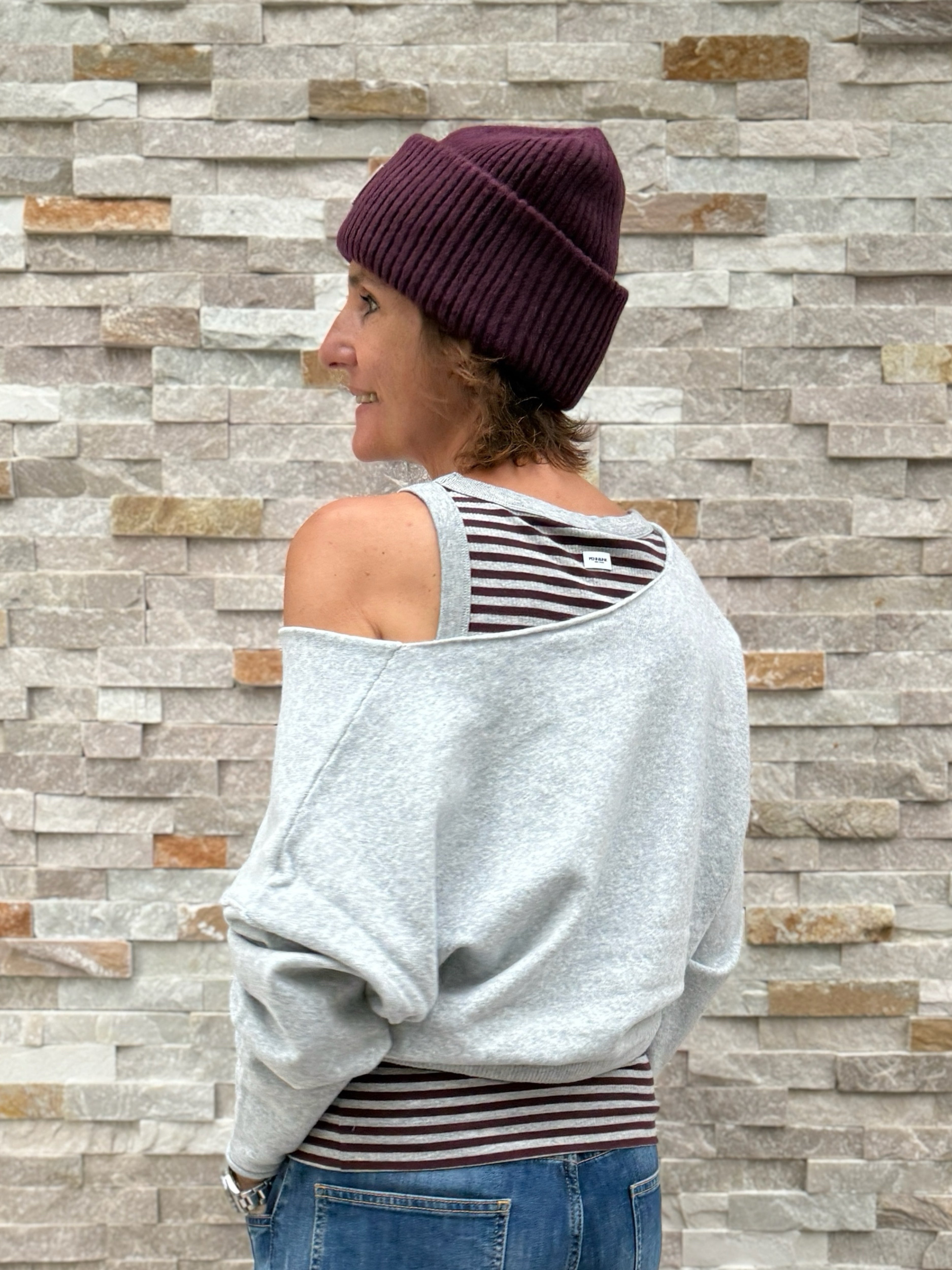 Mütze / Beanie Rippe mit Logo-Patch in Aubergine