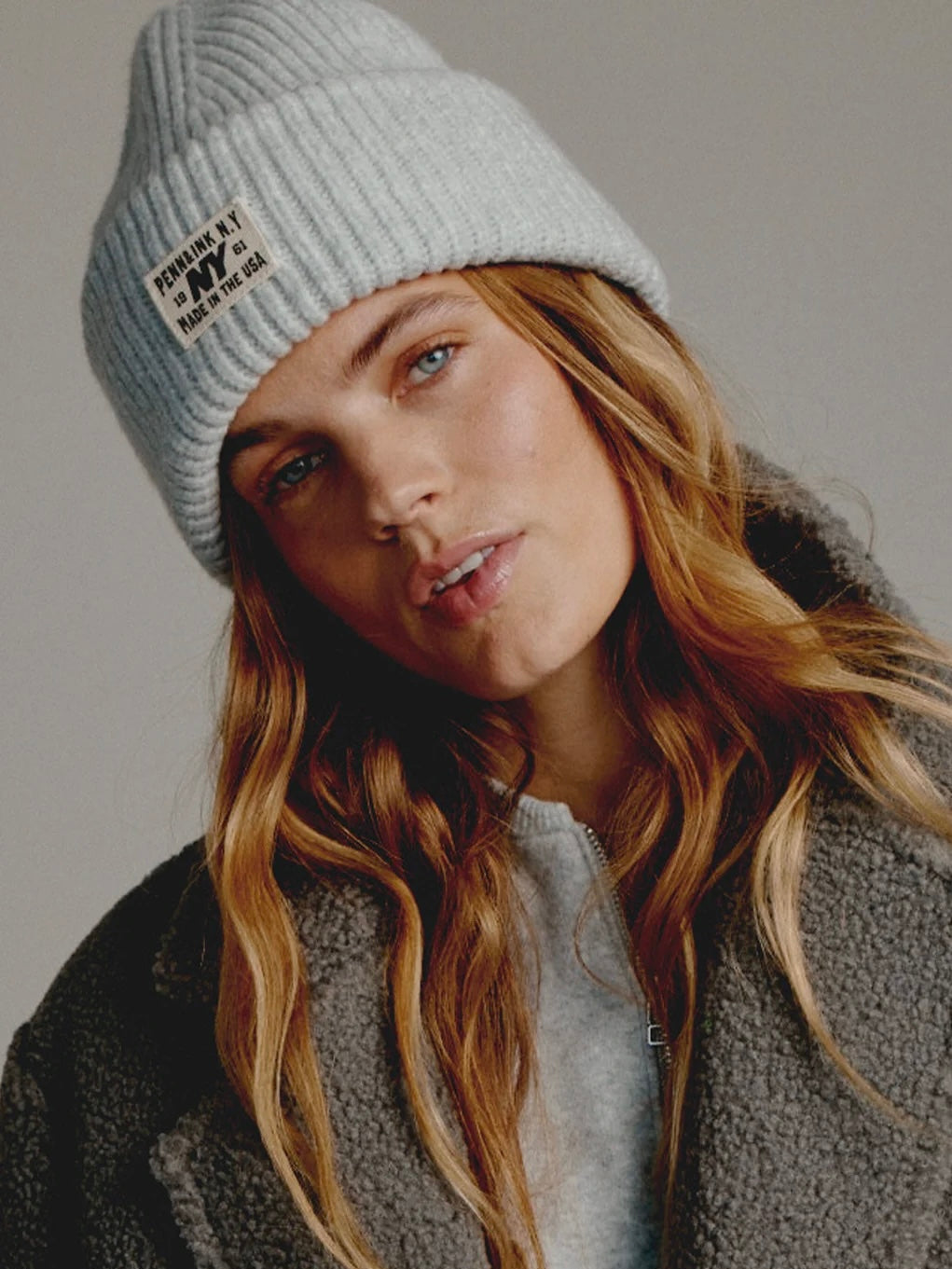 Mütze / Beanie Rippe mit Logo-Patch in Hellgrau