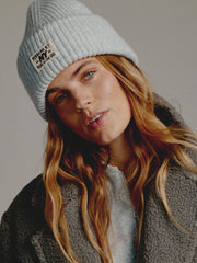 Mütze / Beanie Rippe mit Logo-Patch in Hellgrau