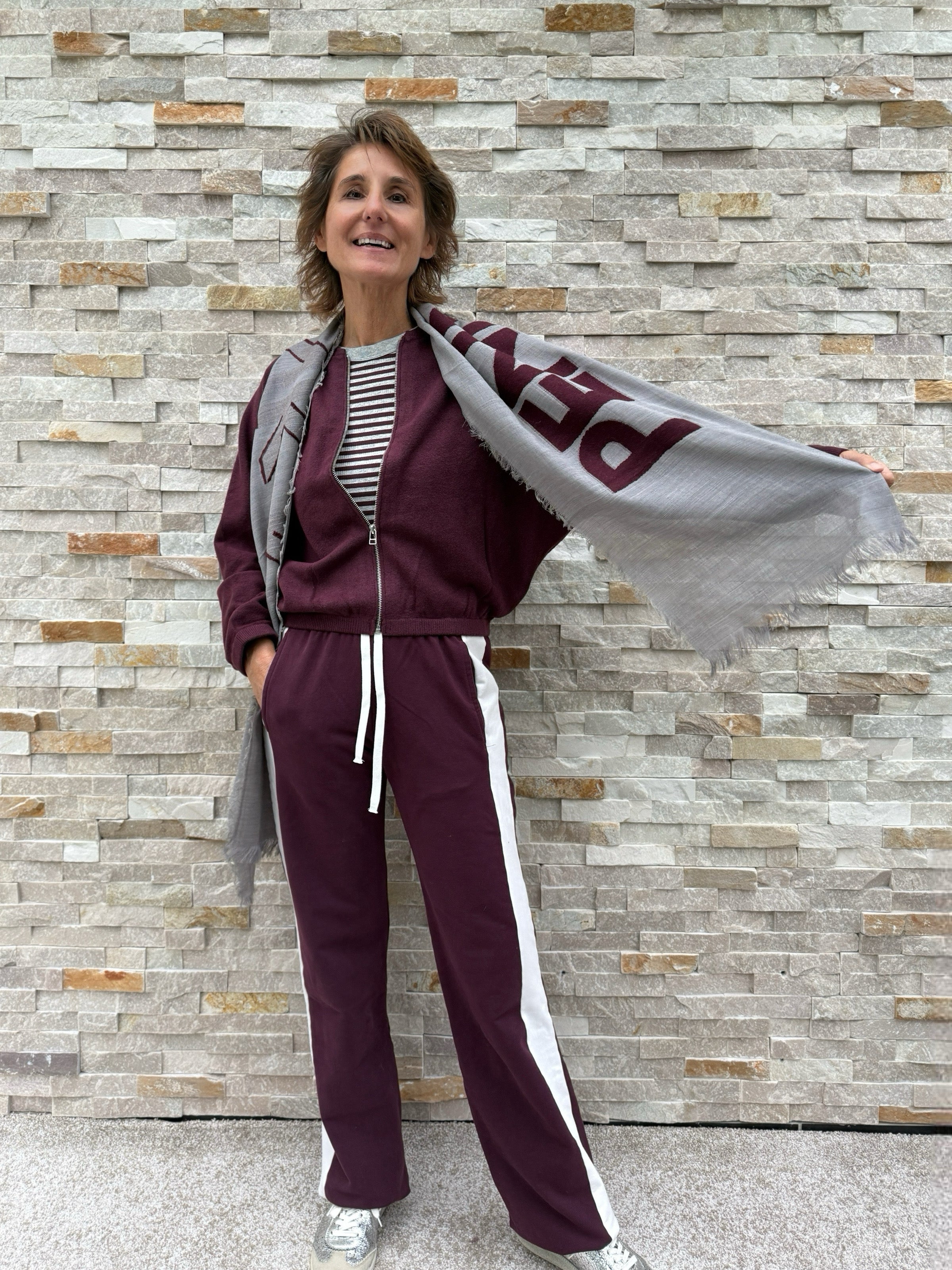 Leichter Webschal mit Logo in Grau-Aubergine