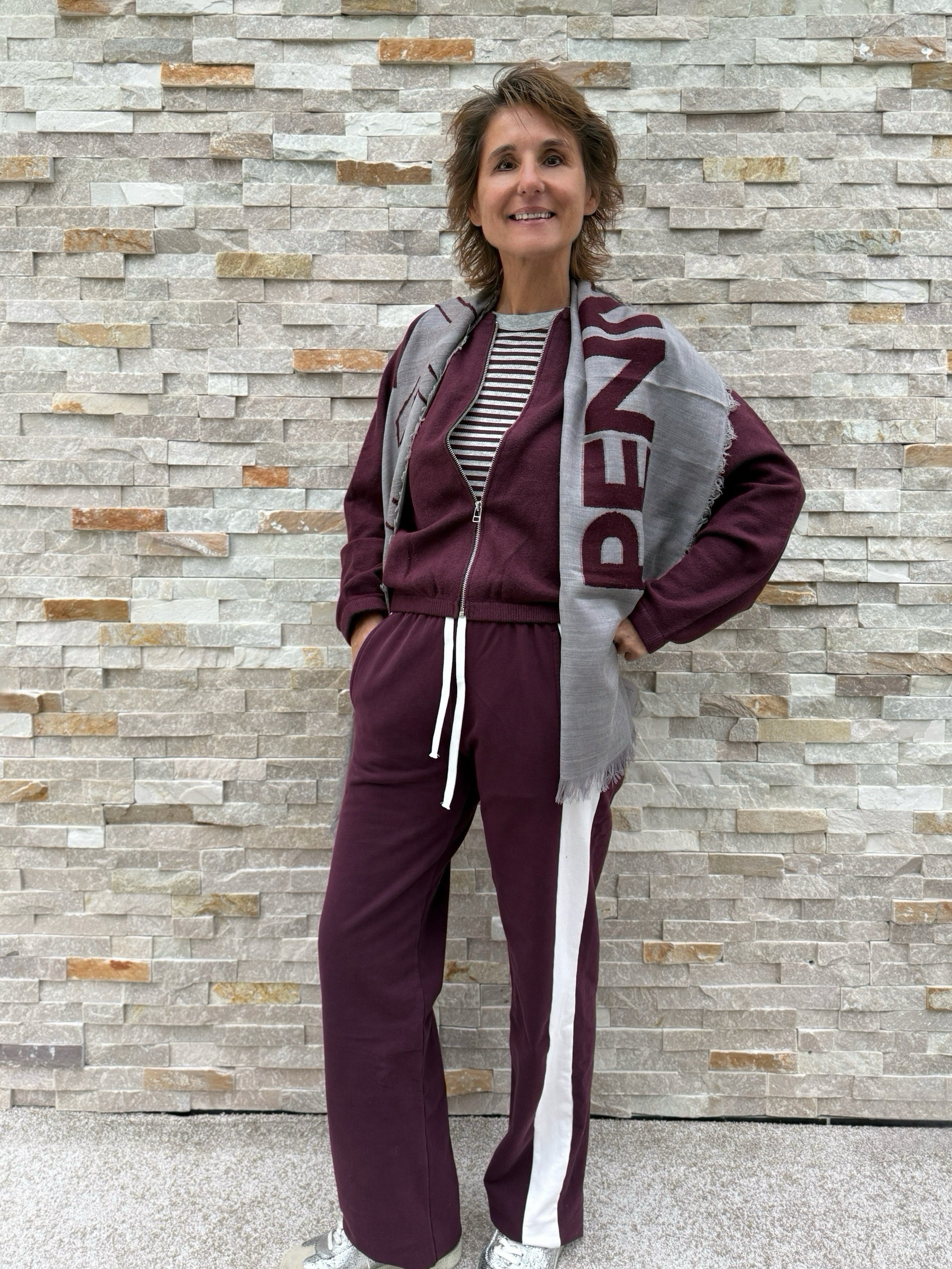 Leichter Webschal mit Logo in Grau-Aubergine