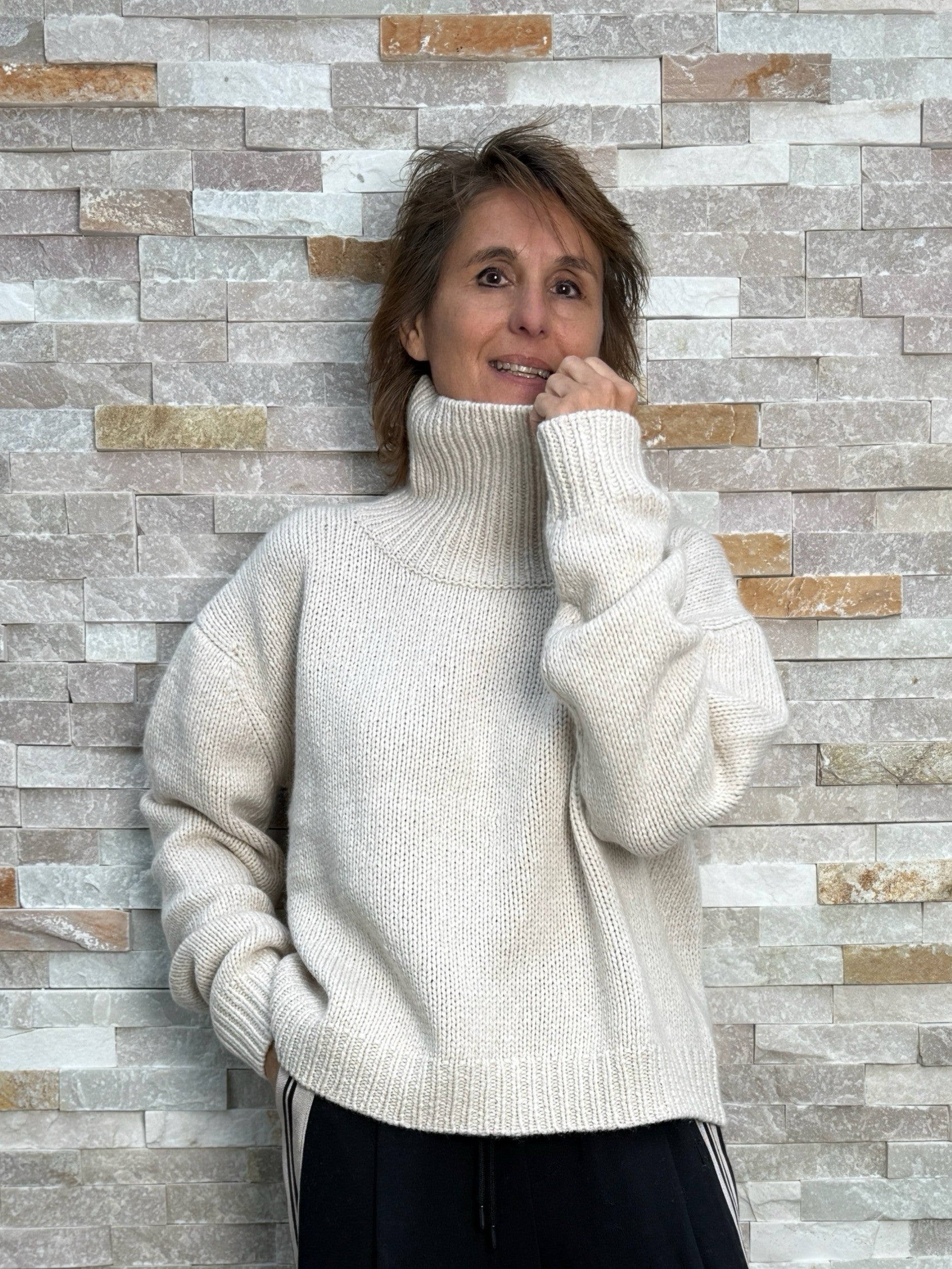 Kastiger Cashmere Pullover mit Stehkragen in Hellbeige