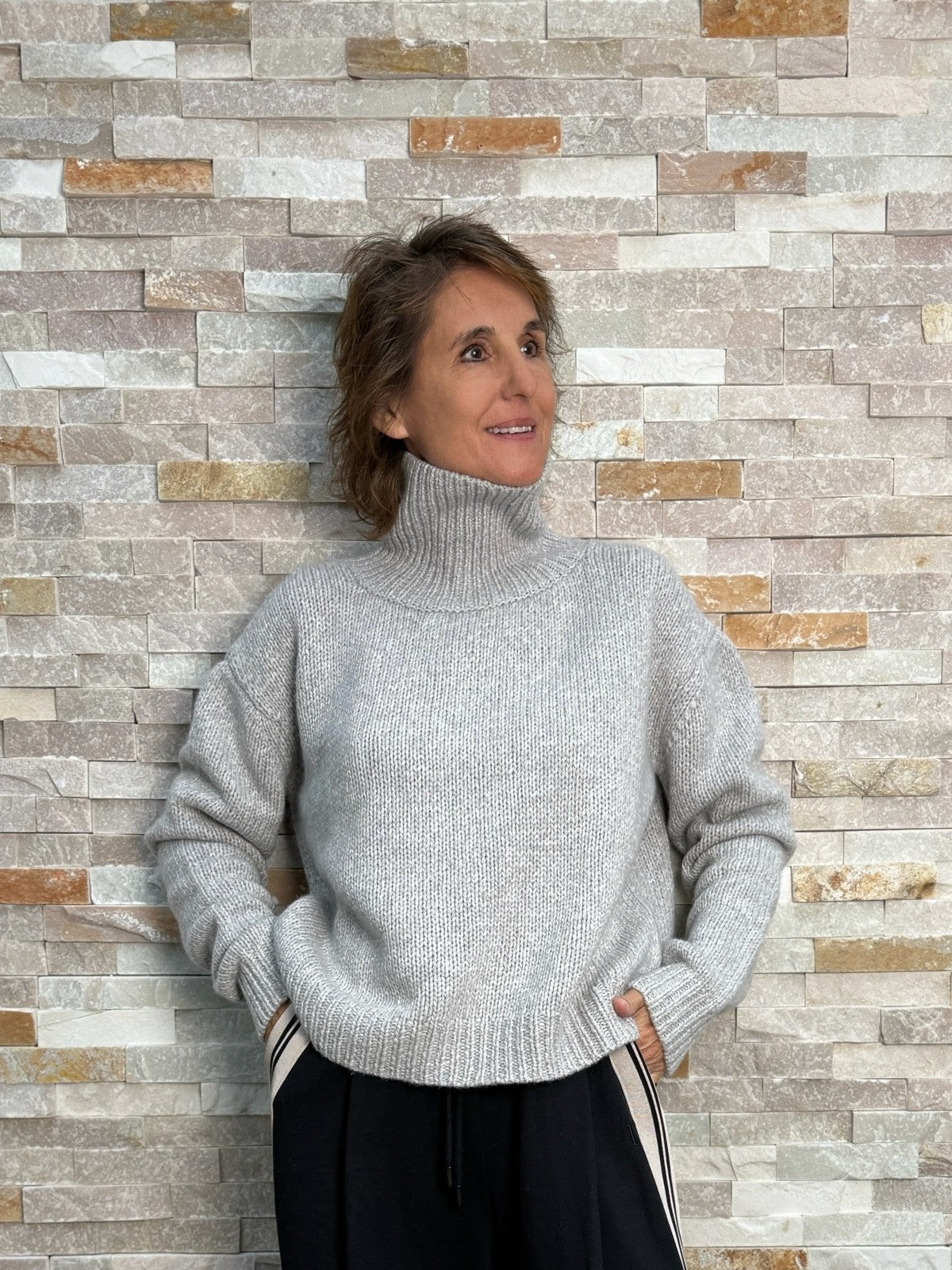 Kastiger Cashmere Pullover mit Stehkragen in Hellgrau