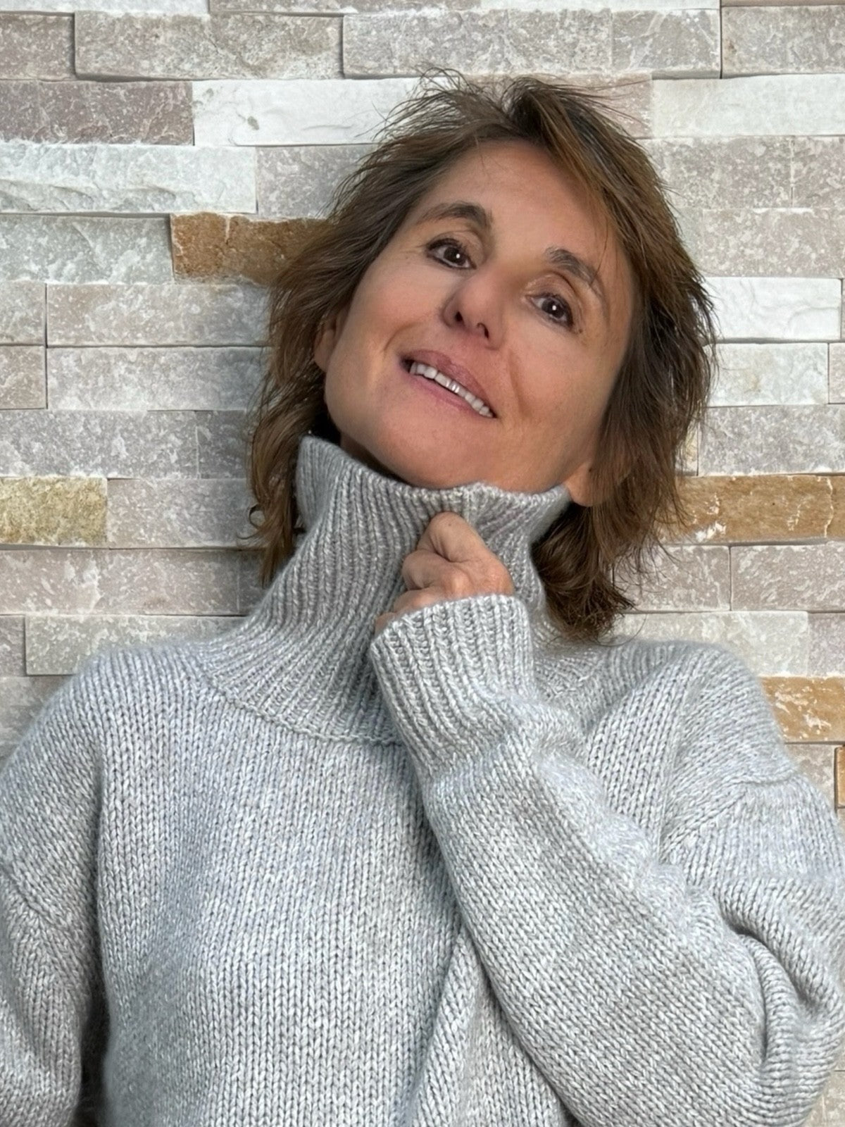 Kastiger Cashmere Pullover mit Stehkragen in Hellgrau