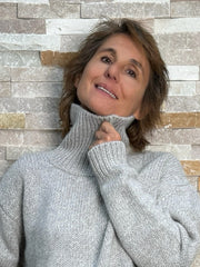 Kastiger Cashmere Pullover mit Stehkragen in Hellgrau