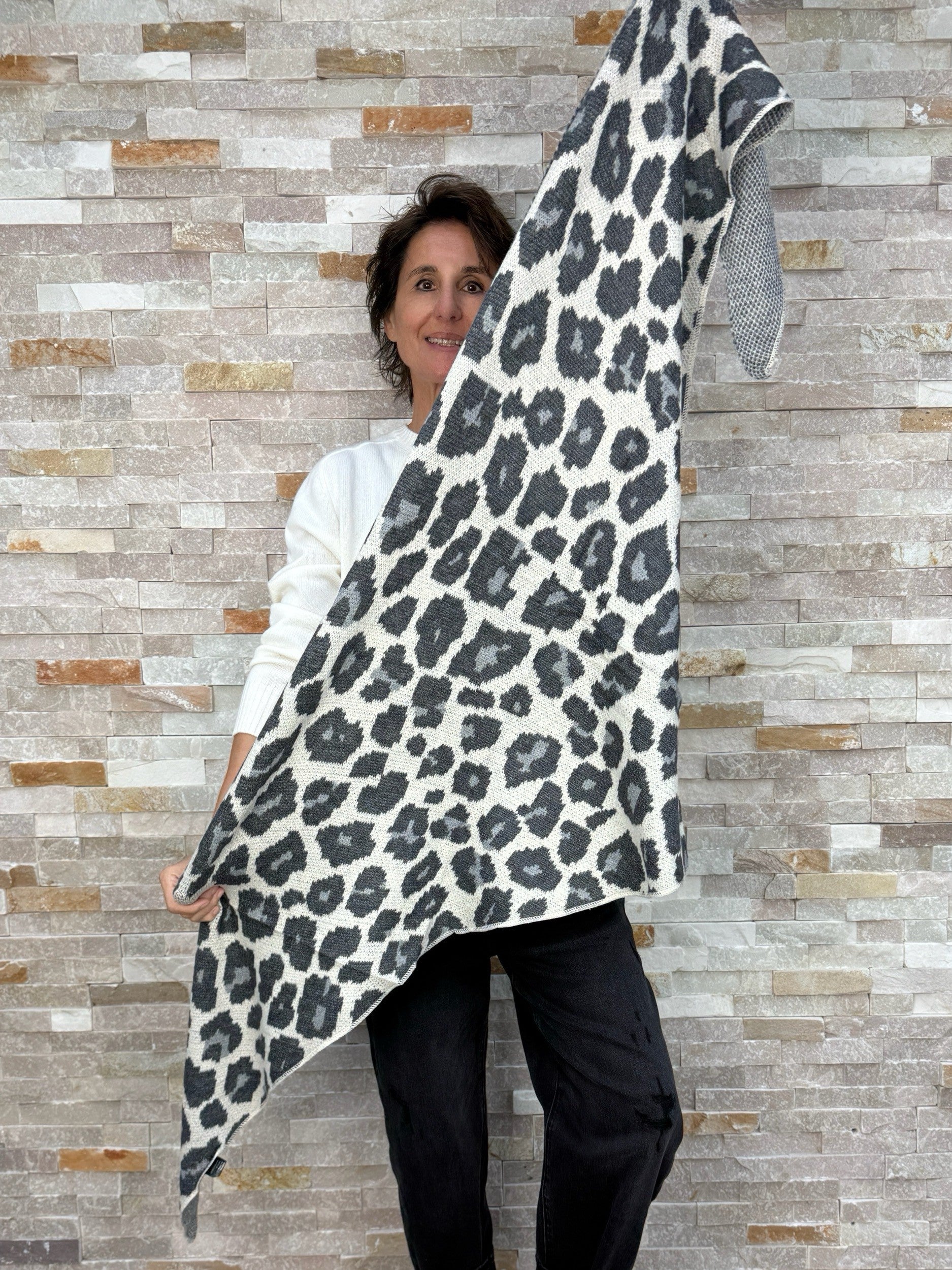 Großer Dreieck Schal mit Leo Muster Hellgrau-Grau-Anthazit