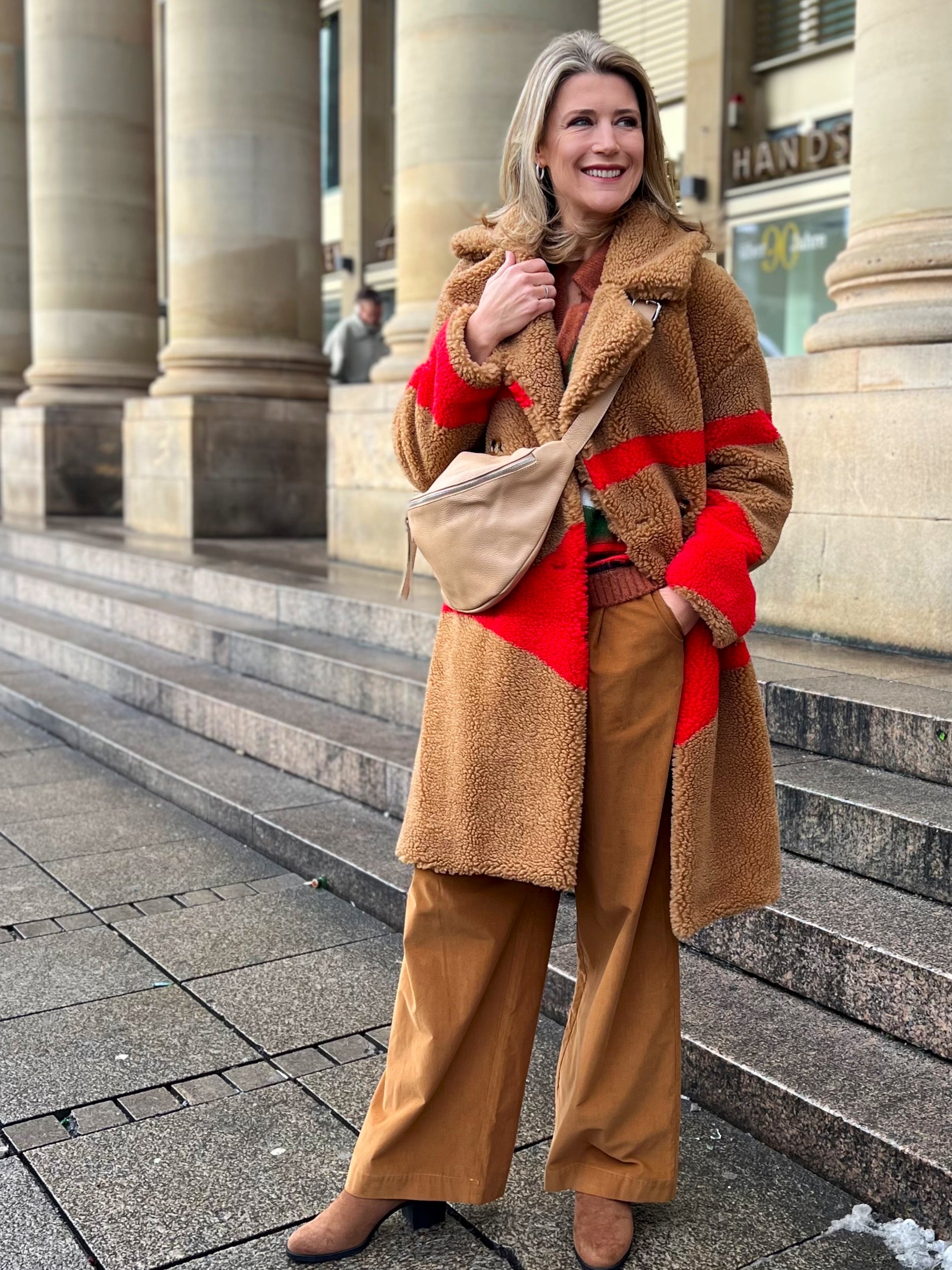 Weite Feincord Hose mit Streifengummibund in Caramel