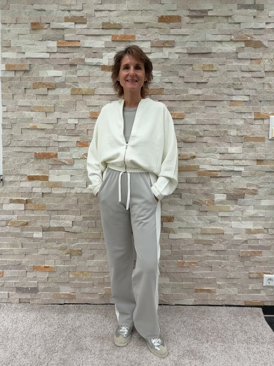 Video laden: Cardigan mit Reißverschluss in Blouson-Form in Ecru