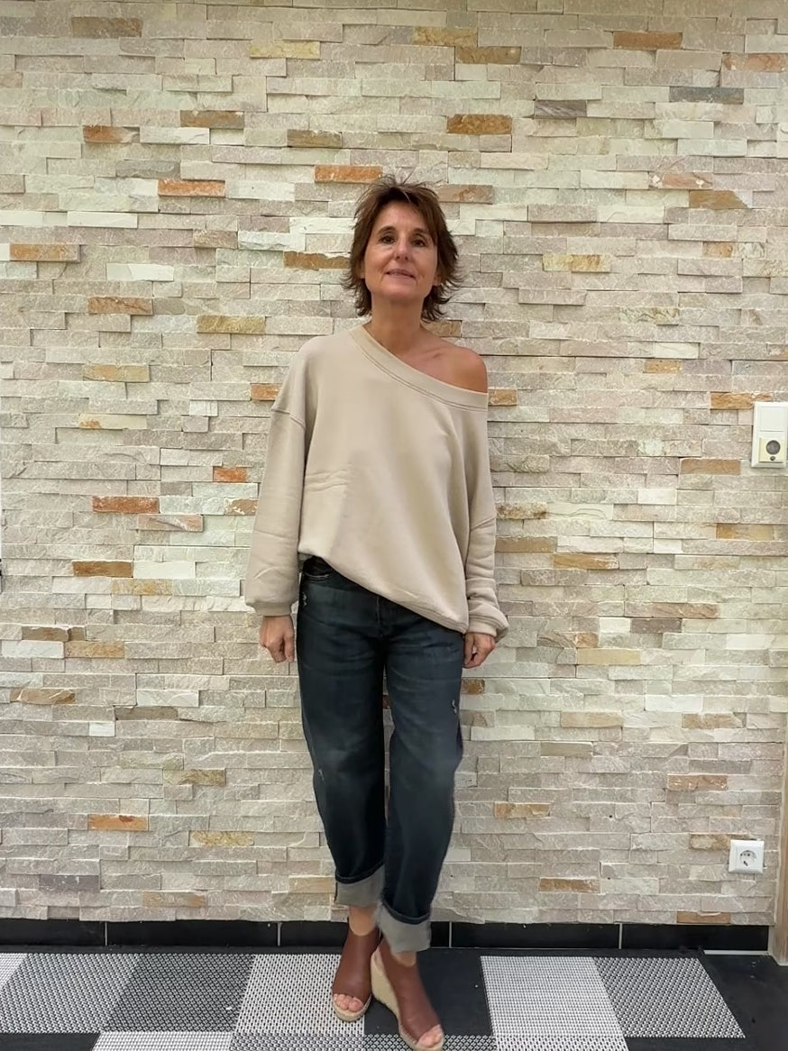 Video laden: Oversized Sweatshirt Sky Dreaming Cappuccino mit Cognac