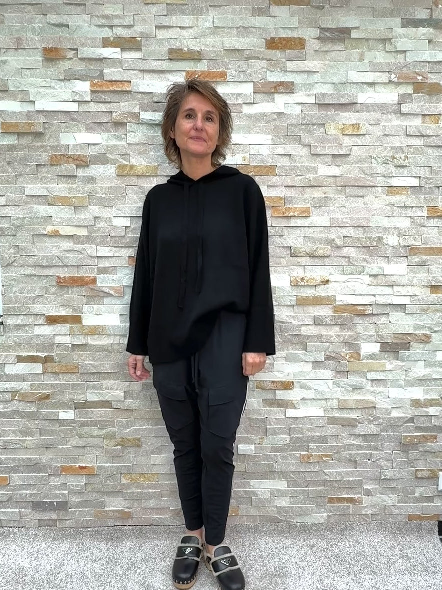 Video laden: Cashmere Strick Hoodie in Schwarz