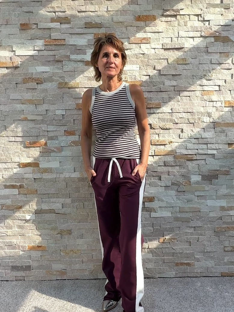 Video laden: Track Pants mit Galon Steifen in Aubergine