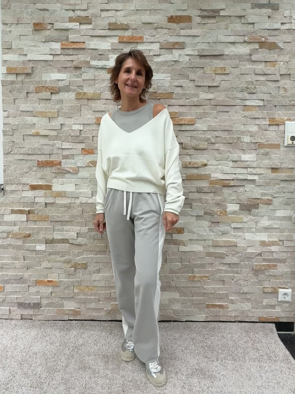 Video laden: Pullover mit V-Ausschnitt in Ecru