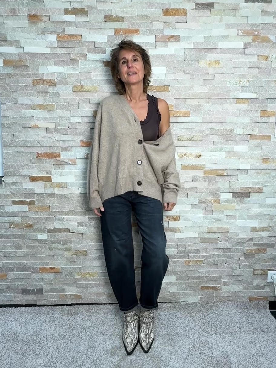 Video laden: Brushed Cashmere oversized Cardigan Hellbraun