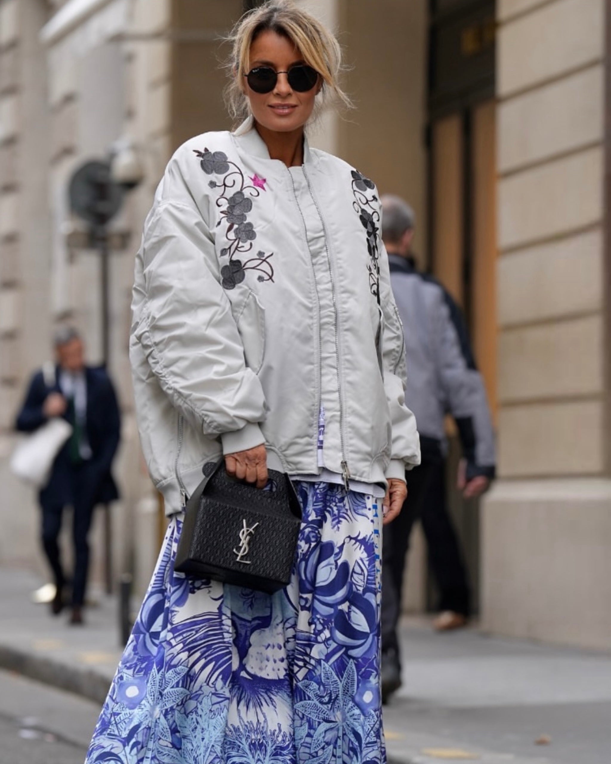 Bestickte Bomberjacke / Blouson extra oversized in Kalk