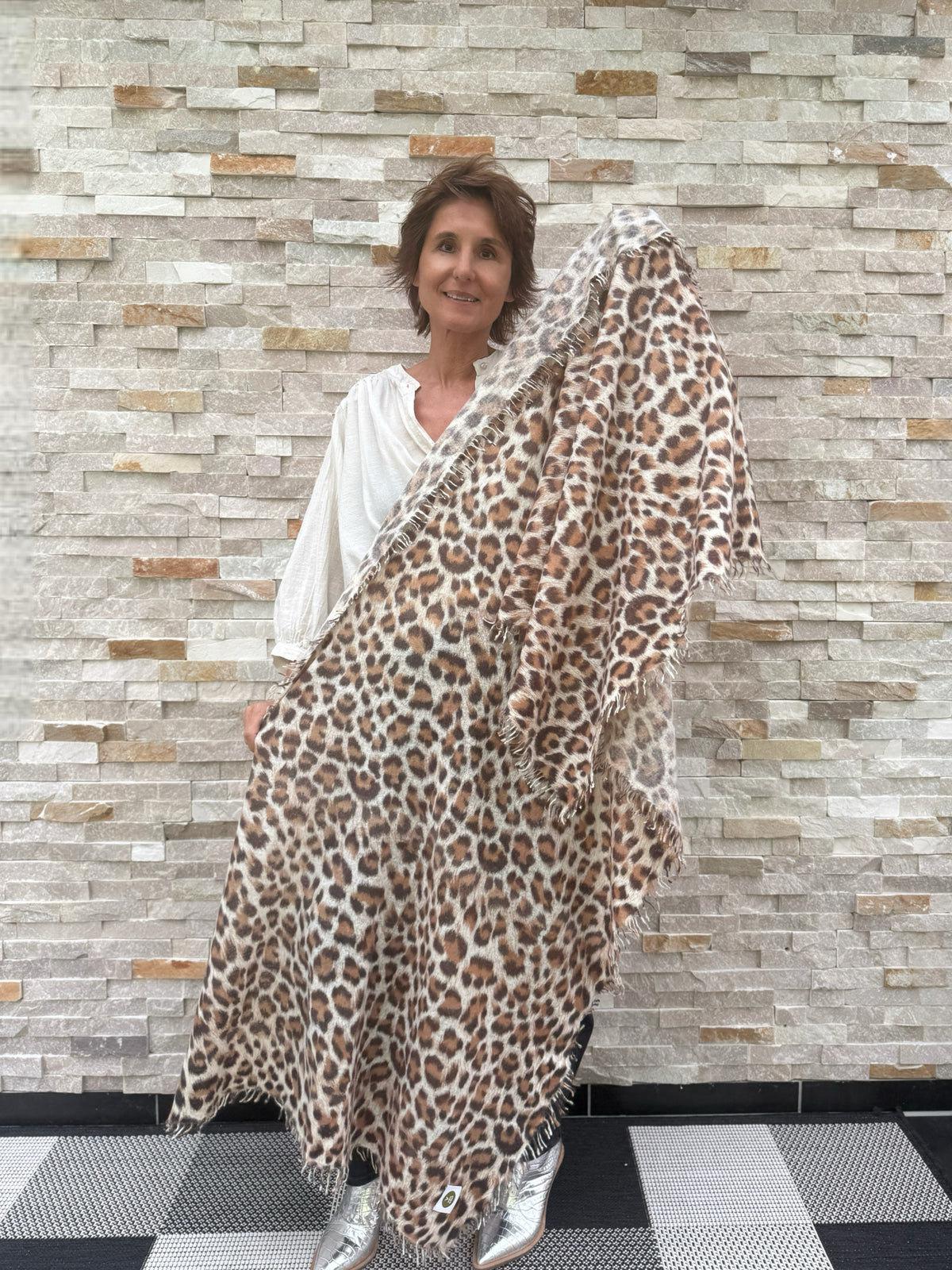Cashmere scarf with large leopard print on beige-cognac-brown