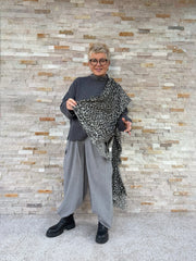 Cashmere Schal Leo Print auf Hellgrau-Schwarz