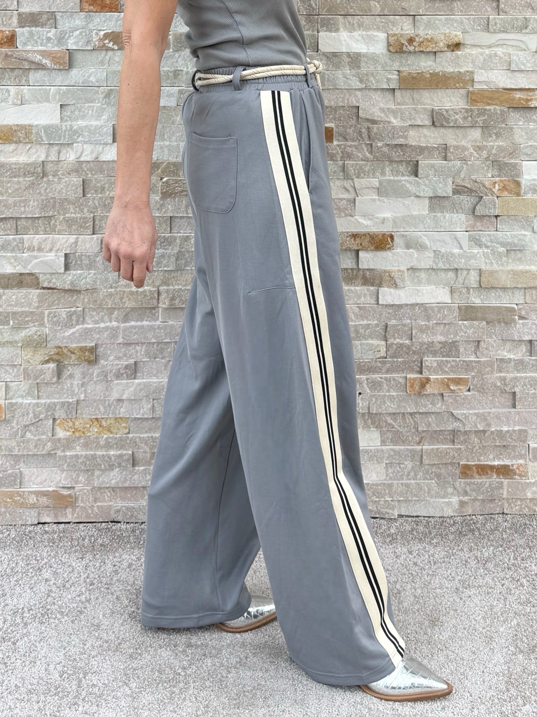 Barrel Track Pants mit Steitenstreifen in Grau