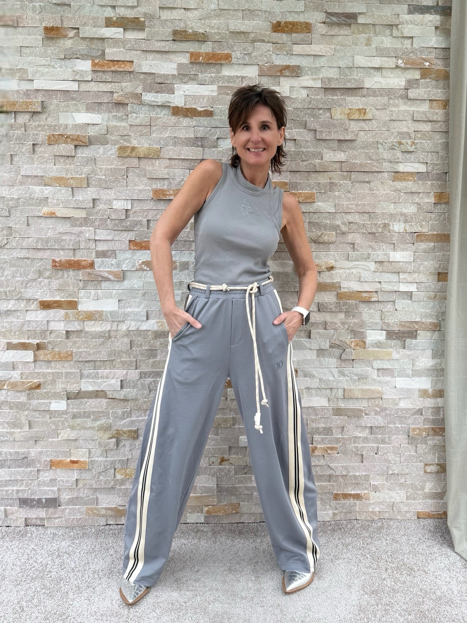 Barrel Track Pants mit Steitenstreifen in Grau