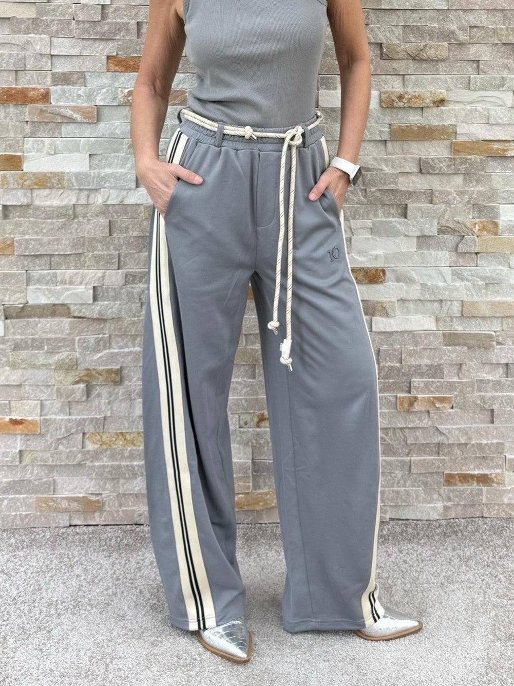 Barrel Track Pants mit Steitenstreifen in Grau