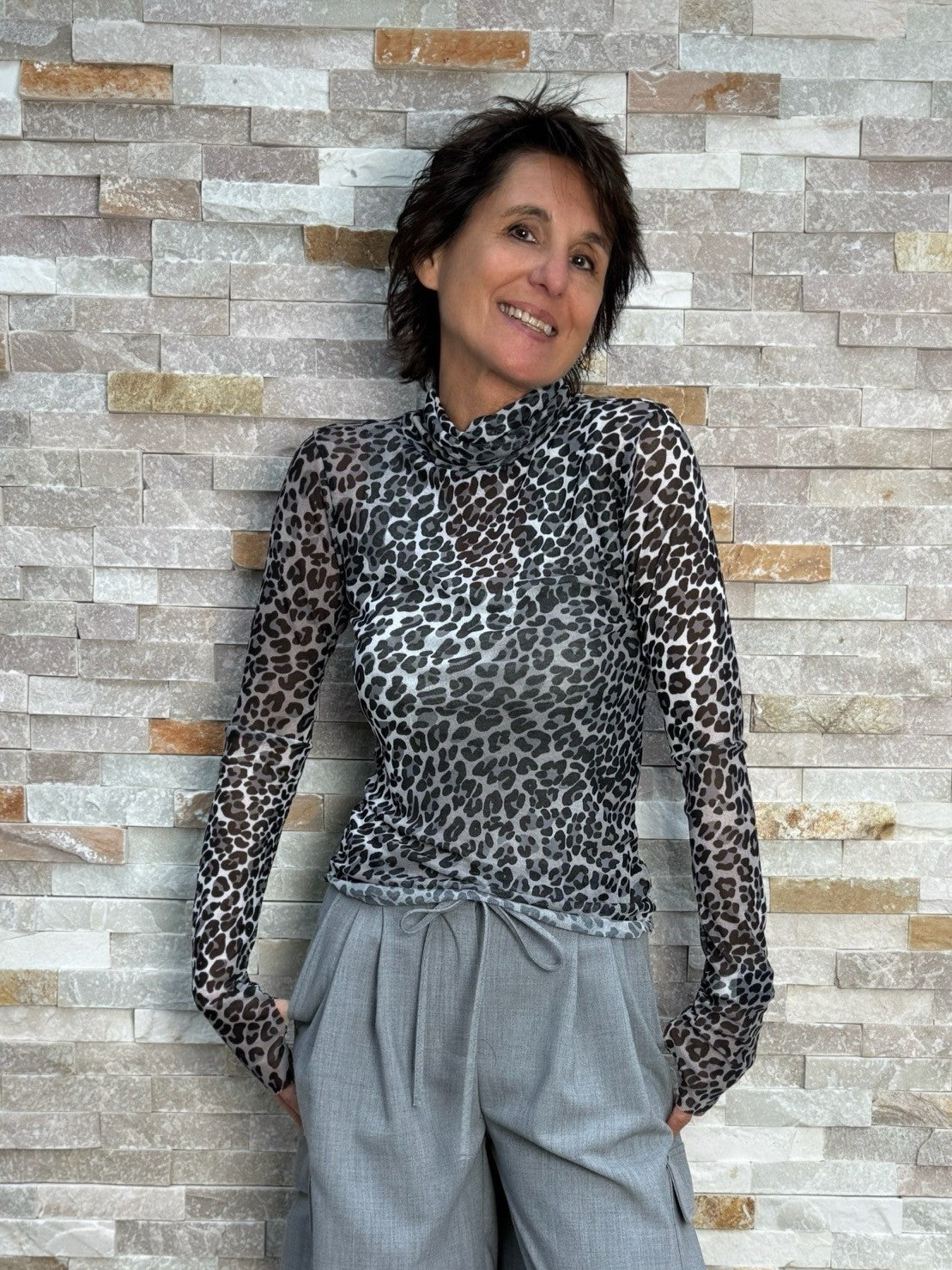 Mesh T-Shirt mit Rollkragen in Leoprint Grau