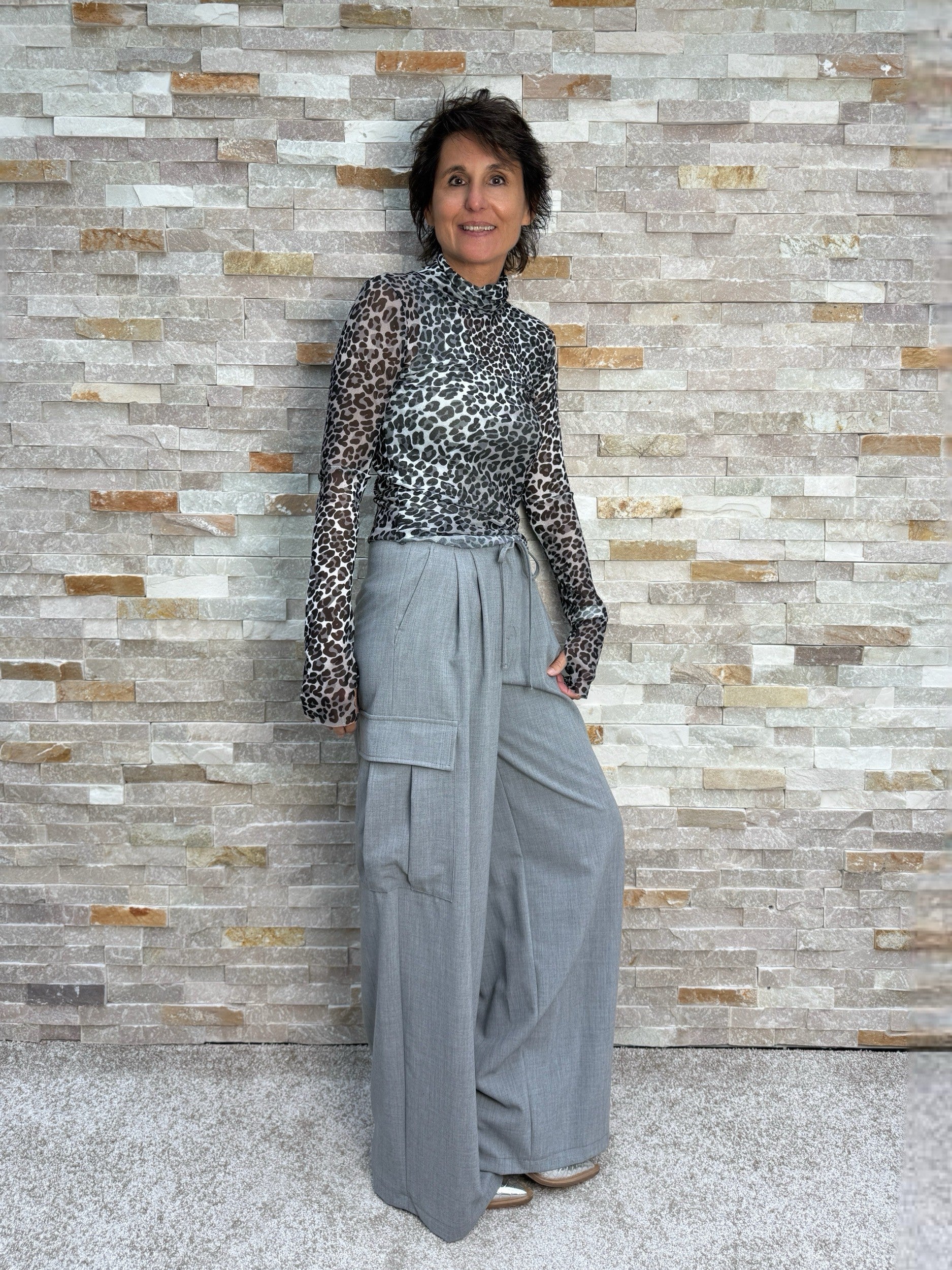 Mesh T-Shirt mit Rollkragen in Leoprint Grau