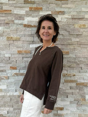 Sweatshirt mit V-Ausschnitt und Schrift am linken Ärmel Chocolate