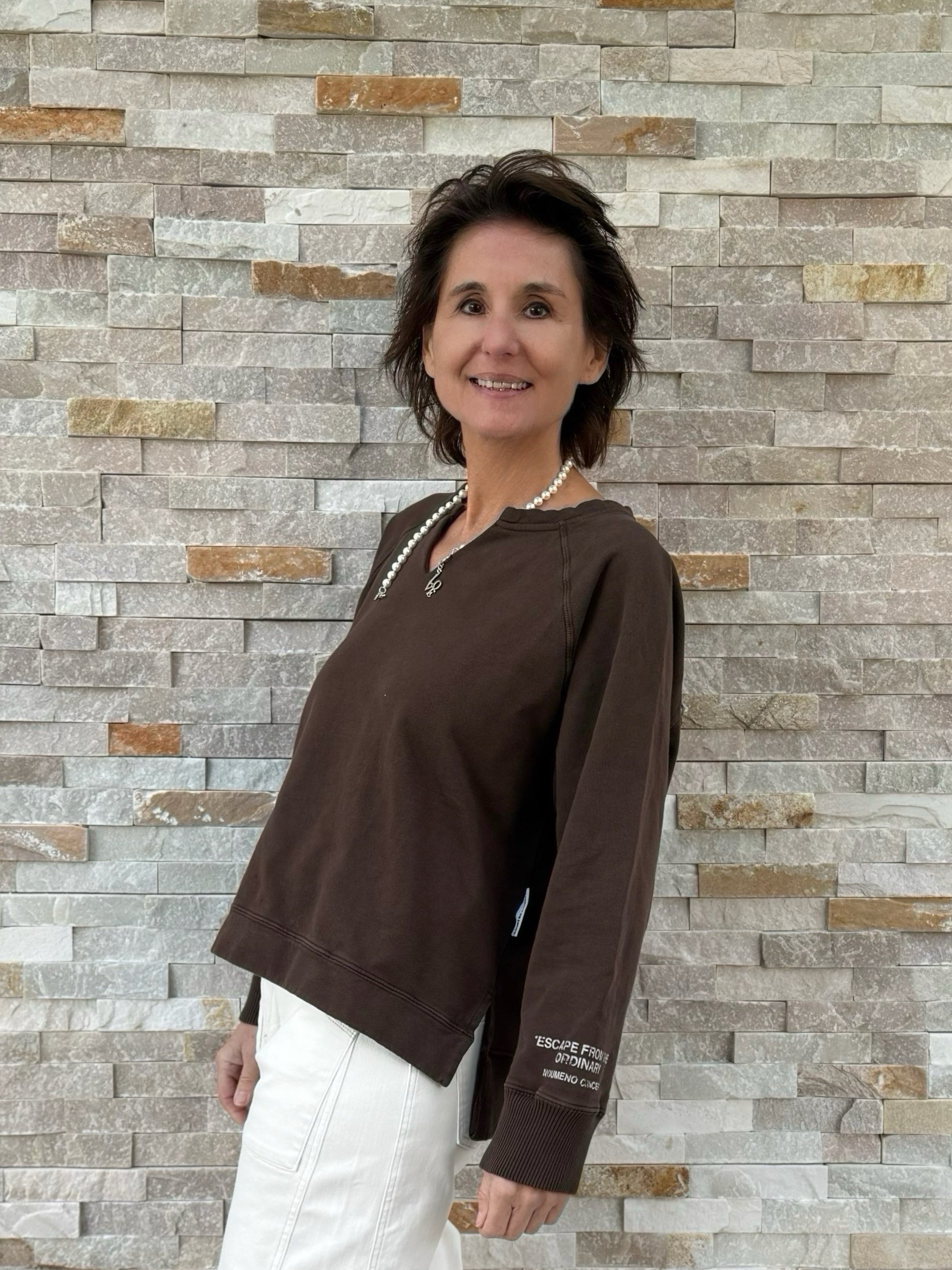 Sweatshirt mit V-Ausschnitt und Schrift am linken Ärmel Chocolate