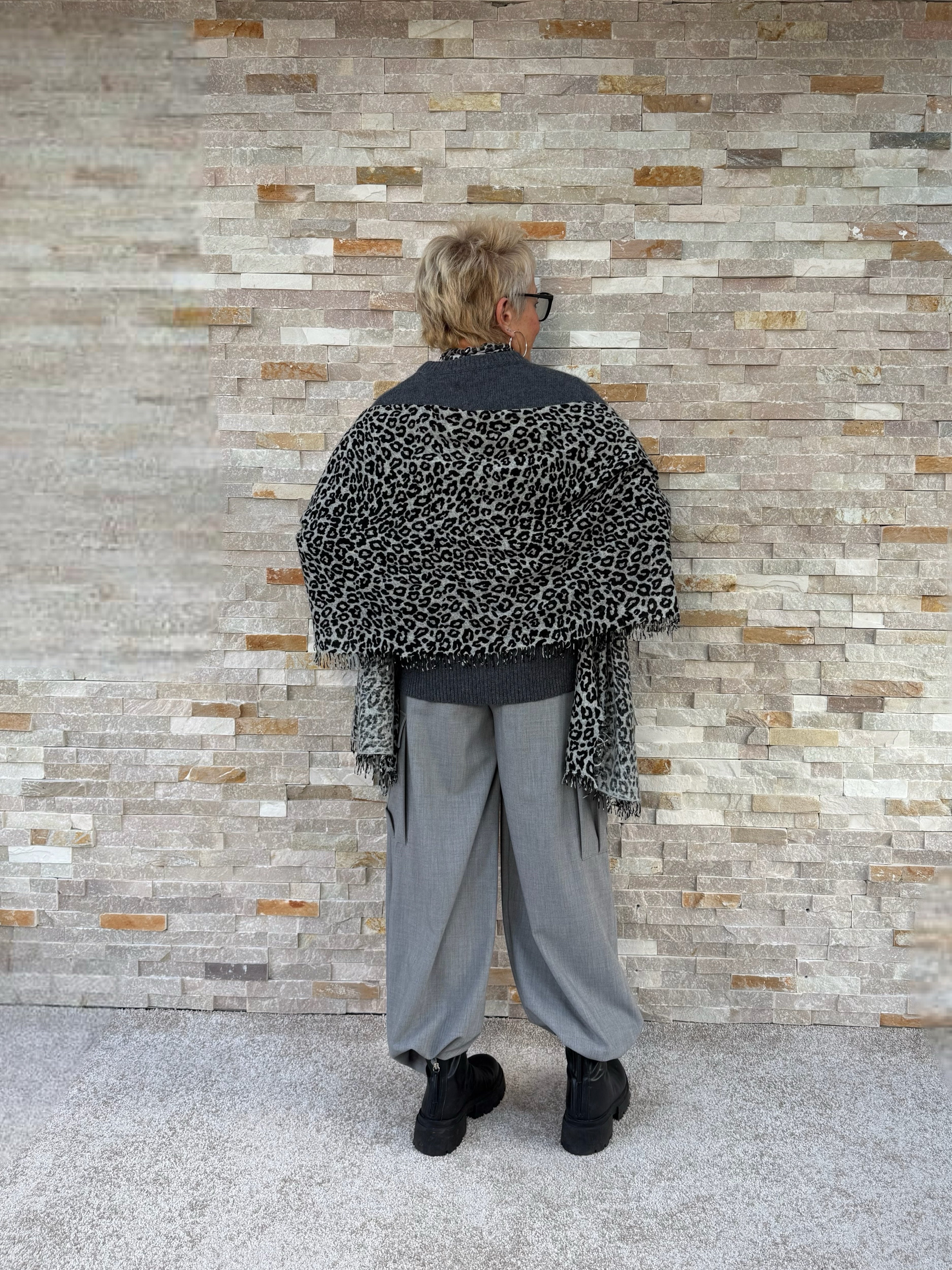 Cashmere scarf Leo print on light grey-black