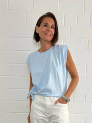 T-Shirt mit Knoten in Hellblau