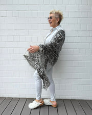 Cashmere Schal Leo Print auf Hellgrau-Schwarz