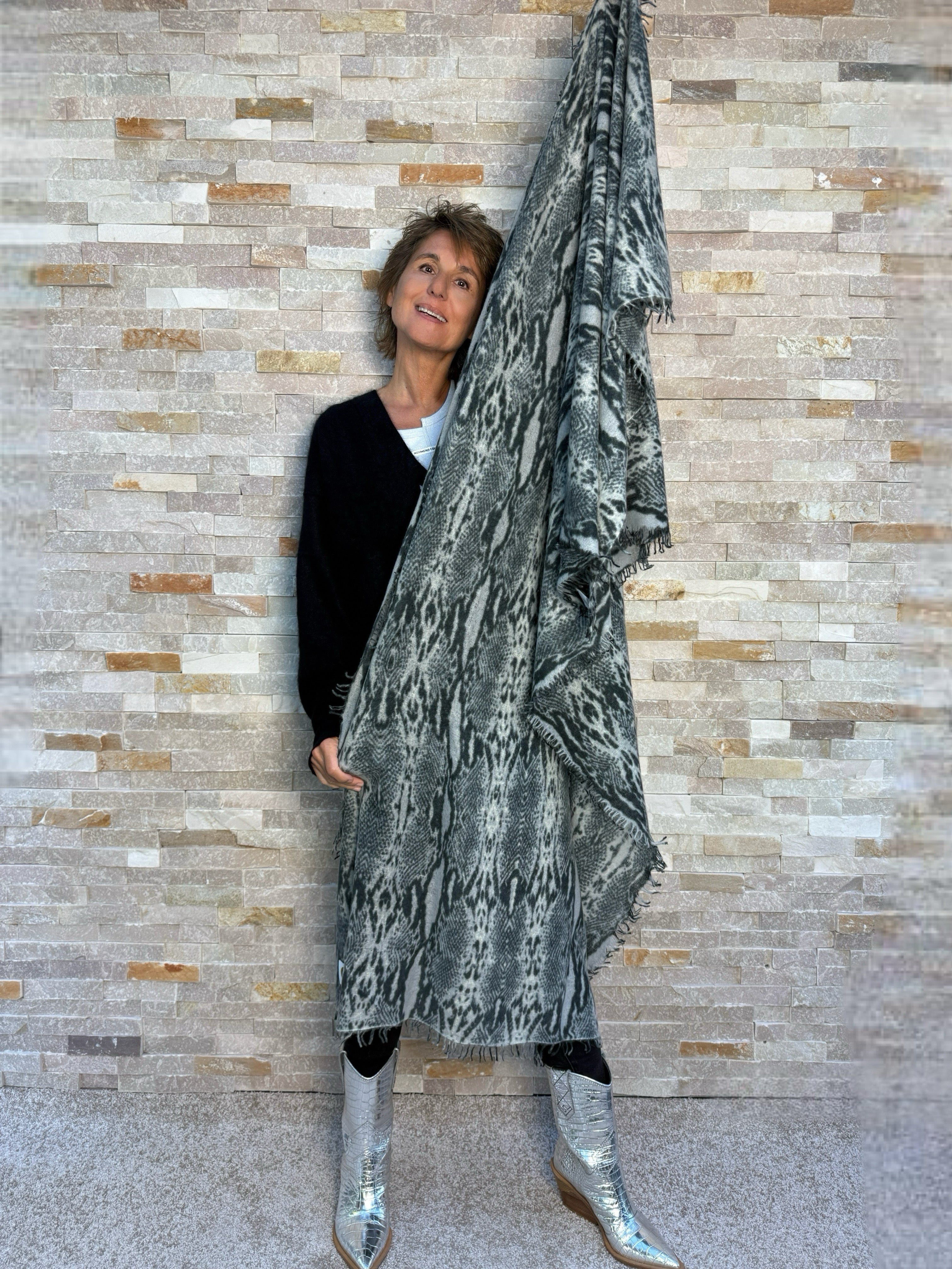 Cashmere scarf with large leopard print on beige-cognac-brown