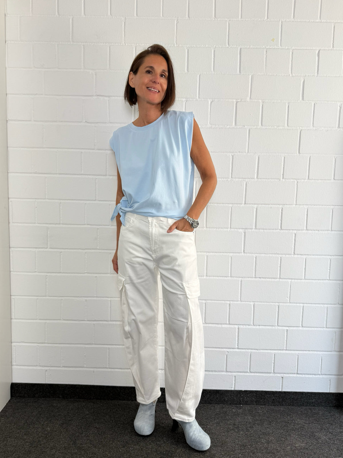 T-Shirt mit Knoten in Hellblau