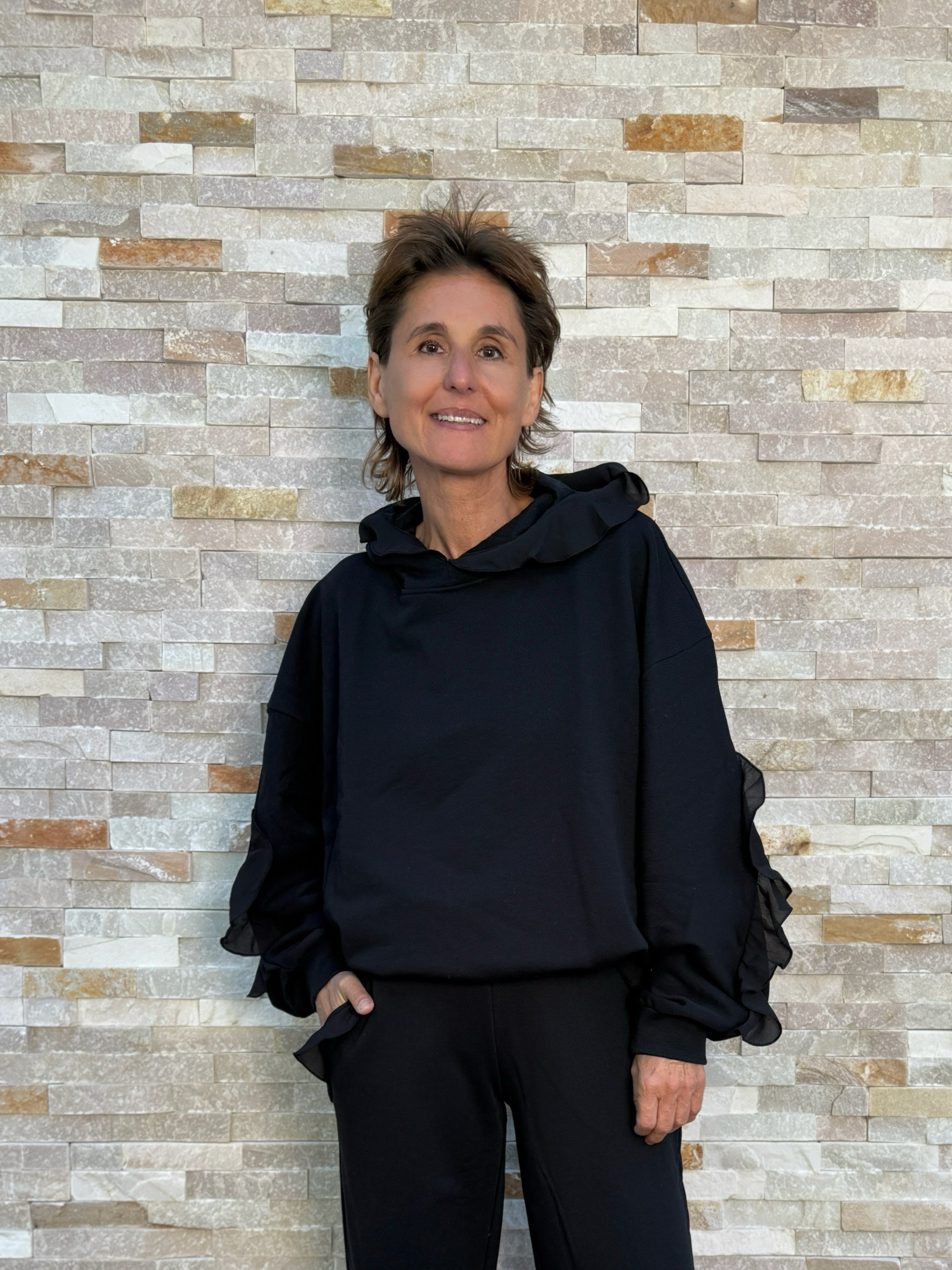 Hoodie PATY mit Volant in Schwarz