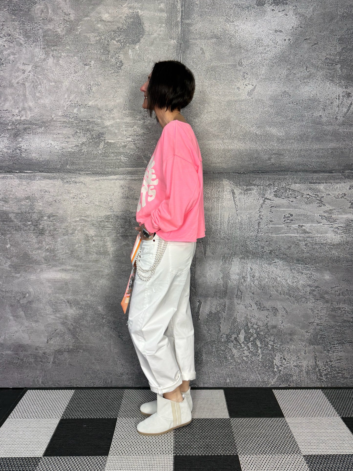 Statement Sweatshirt mit U-Boot Ausschnitt neon Pink