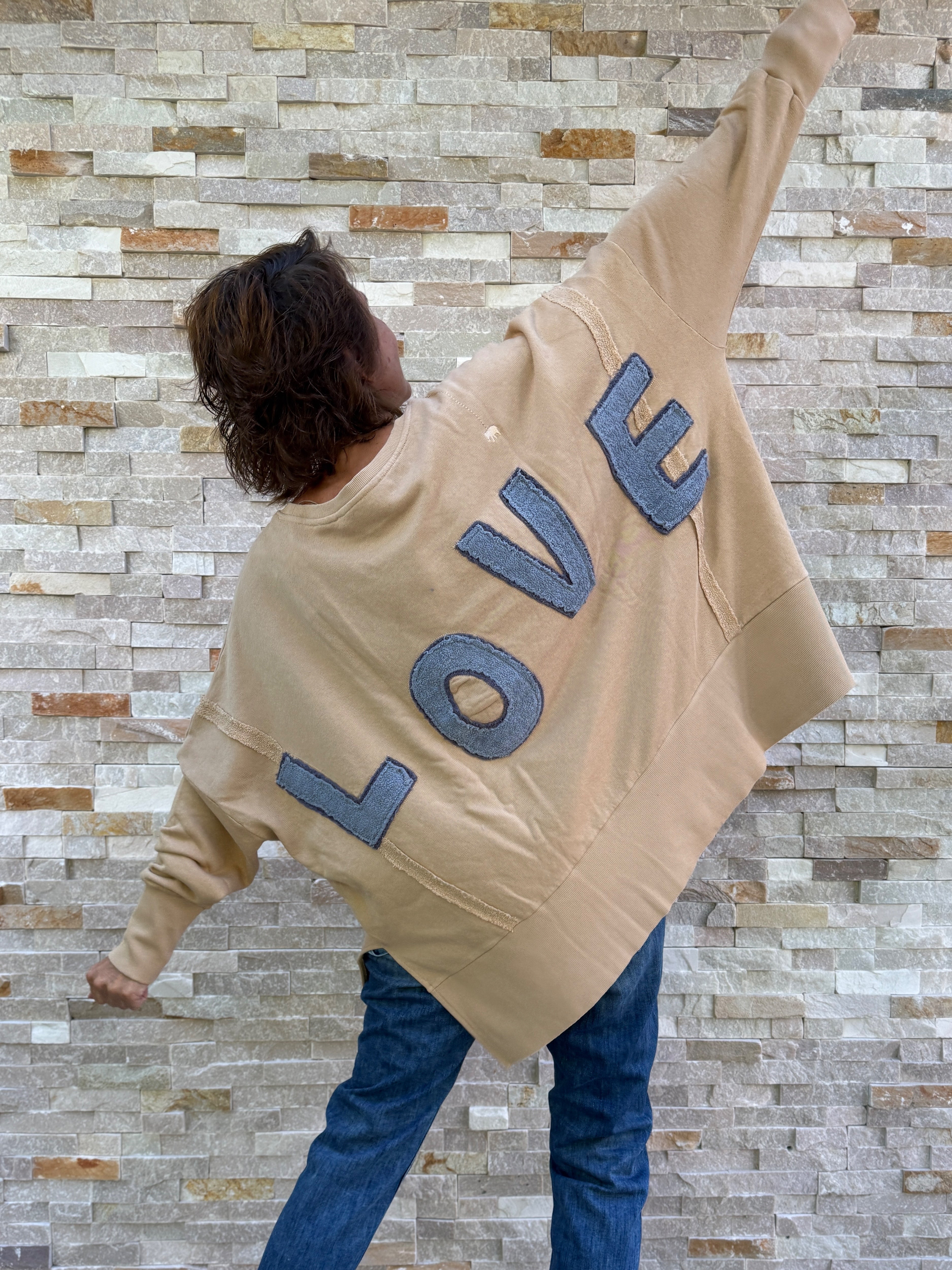 Oversize Sweatshirt KRIZ mit LOVE Applikation in Caramel