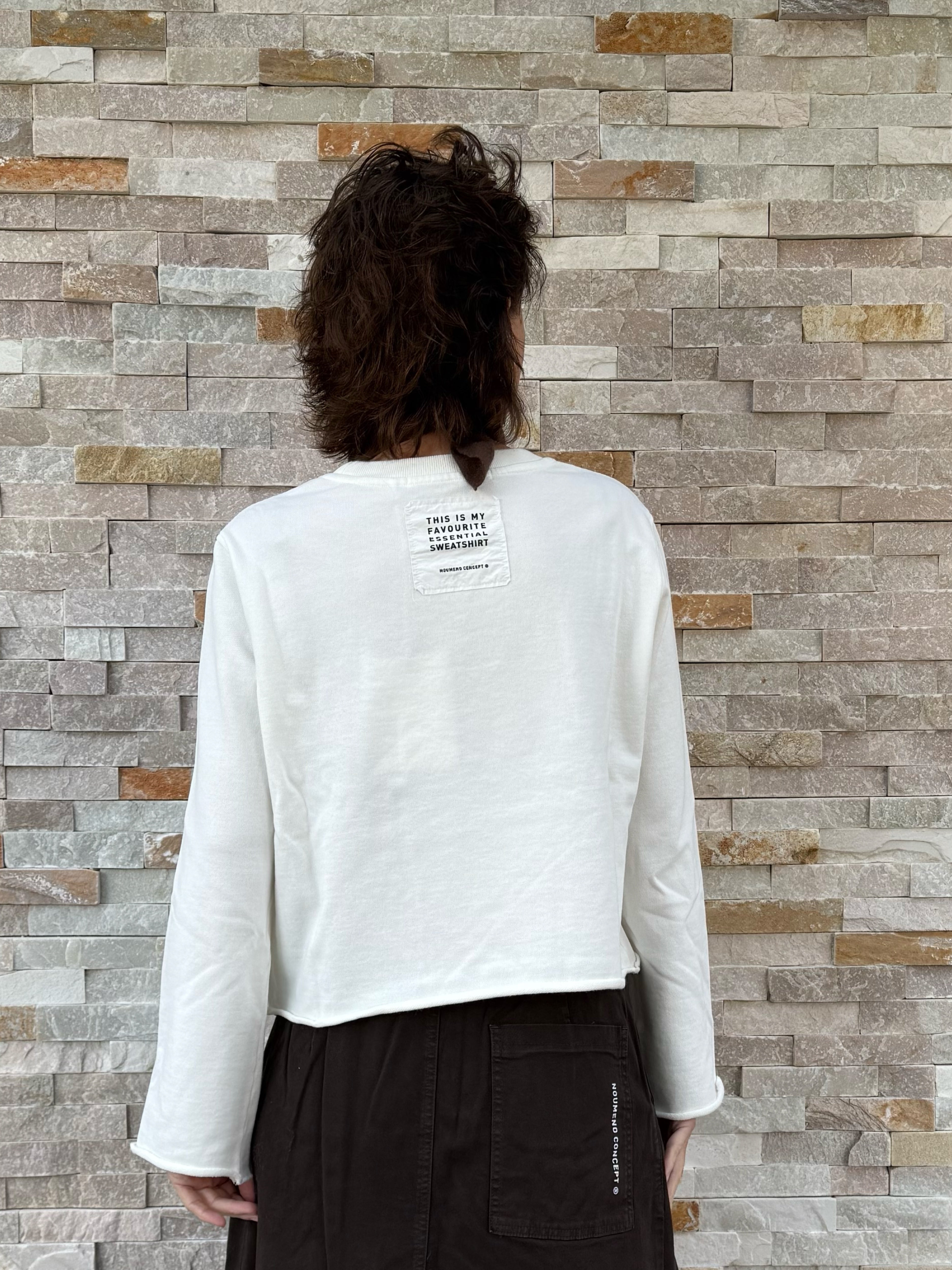 Cropped Sweatshirt FELPA mit offenem Saum in Latte