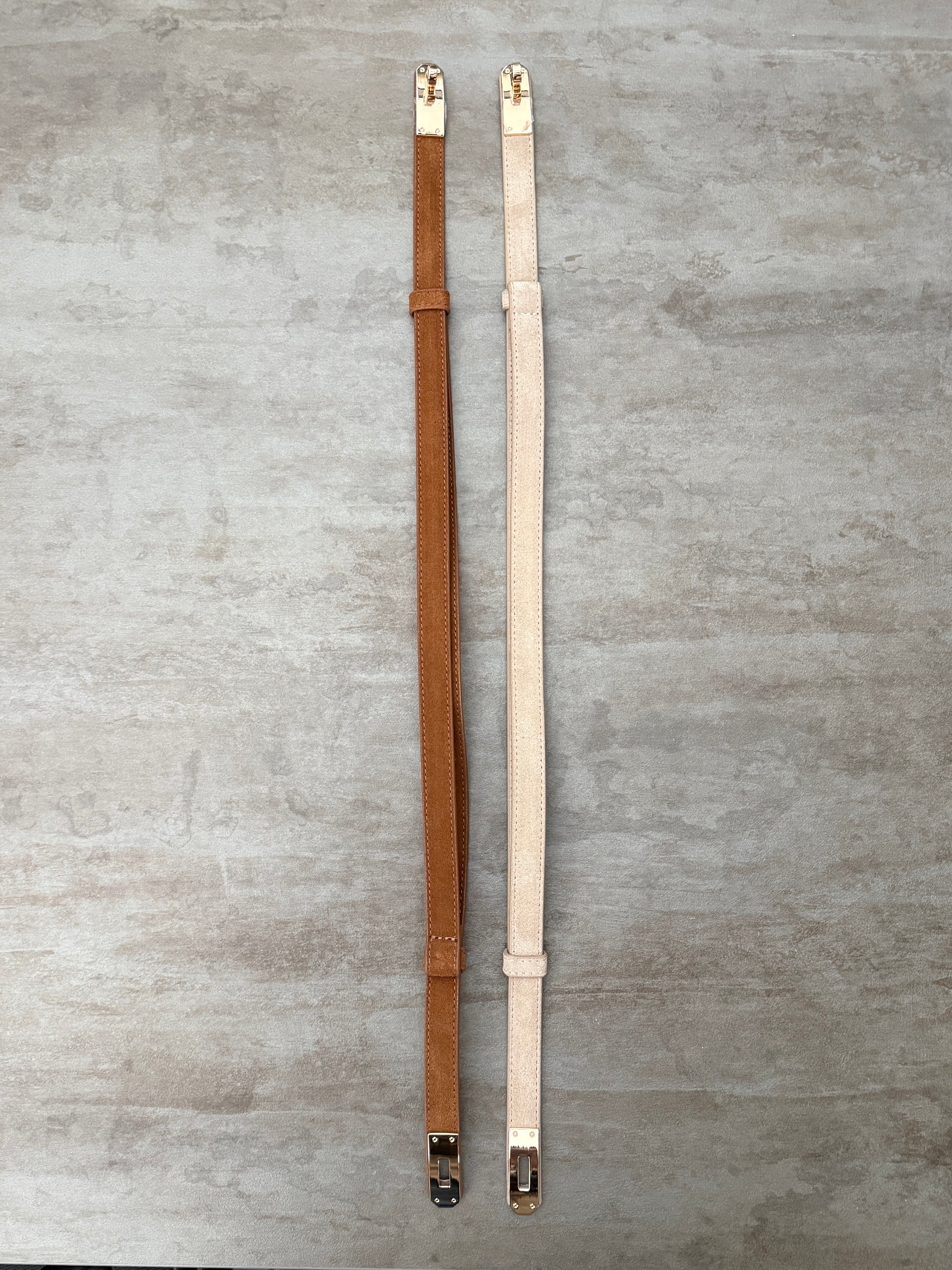 Veloursleder Gürtel schmal in Cognac und Beige