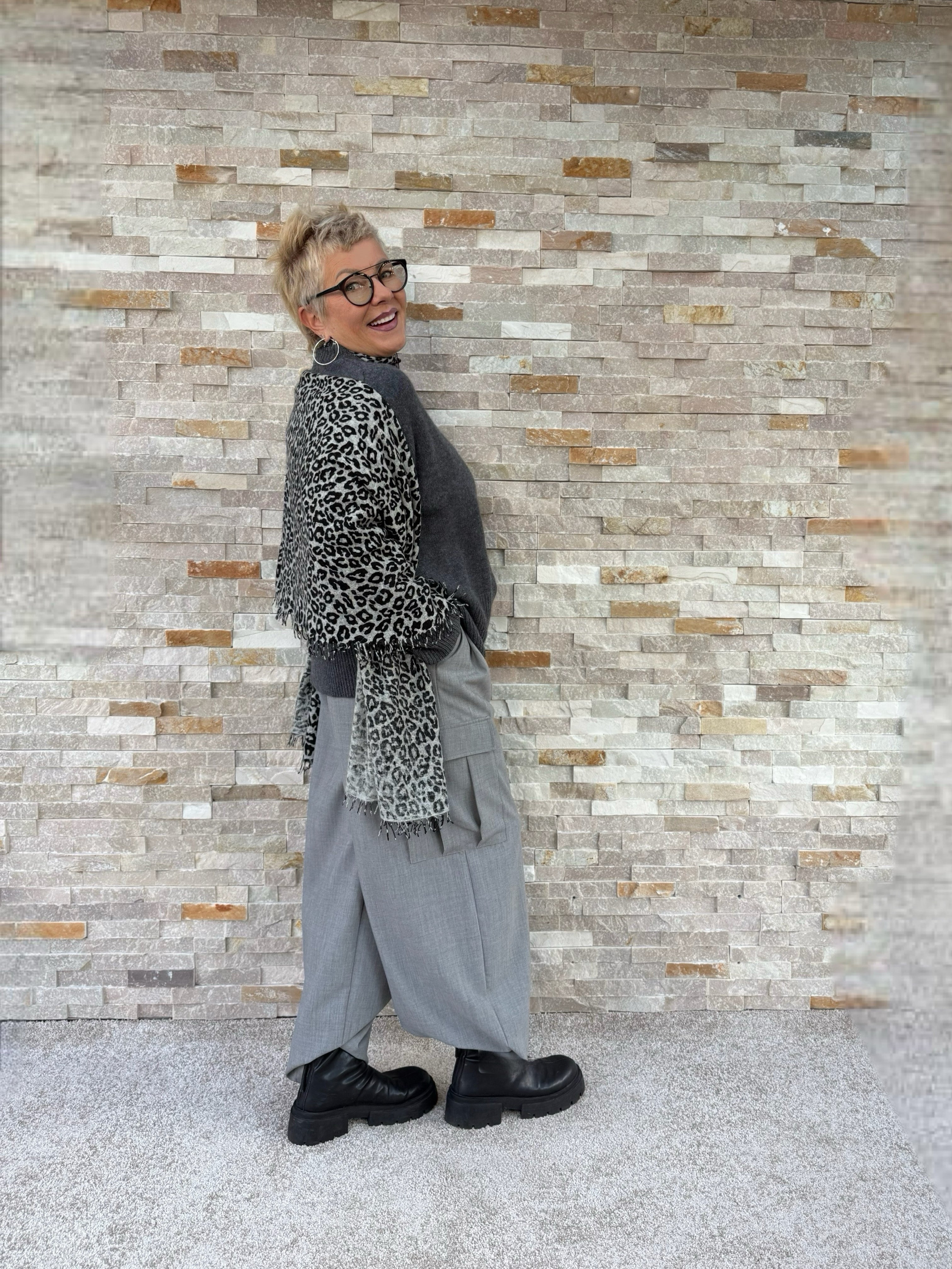 Cashmere Schal Leo Print auf Hellgrau-Schwarz