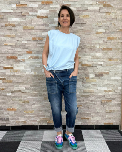 T-Shirt mit Knoten in Hellblau