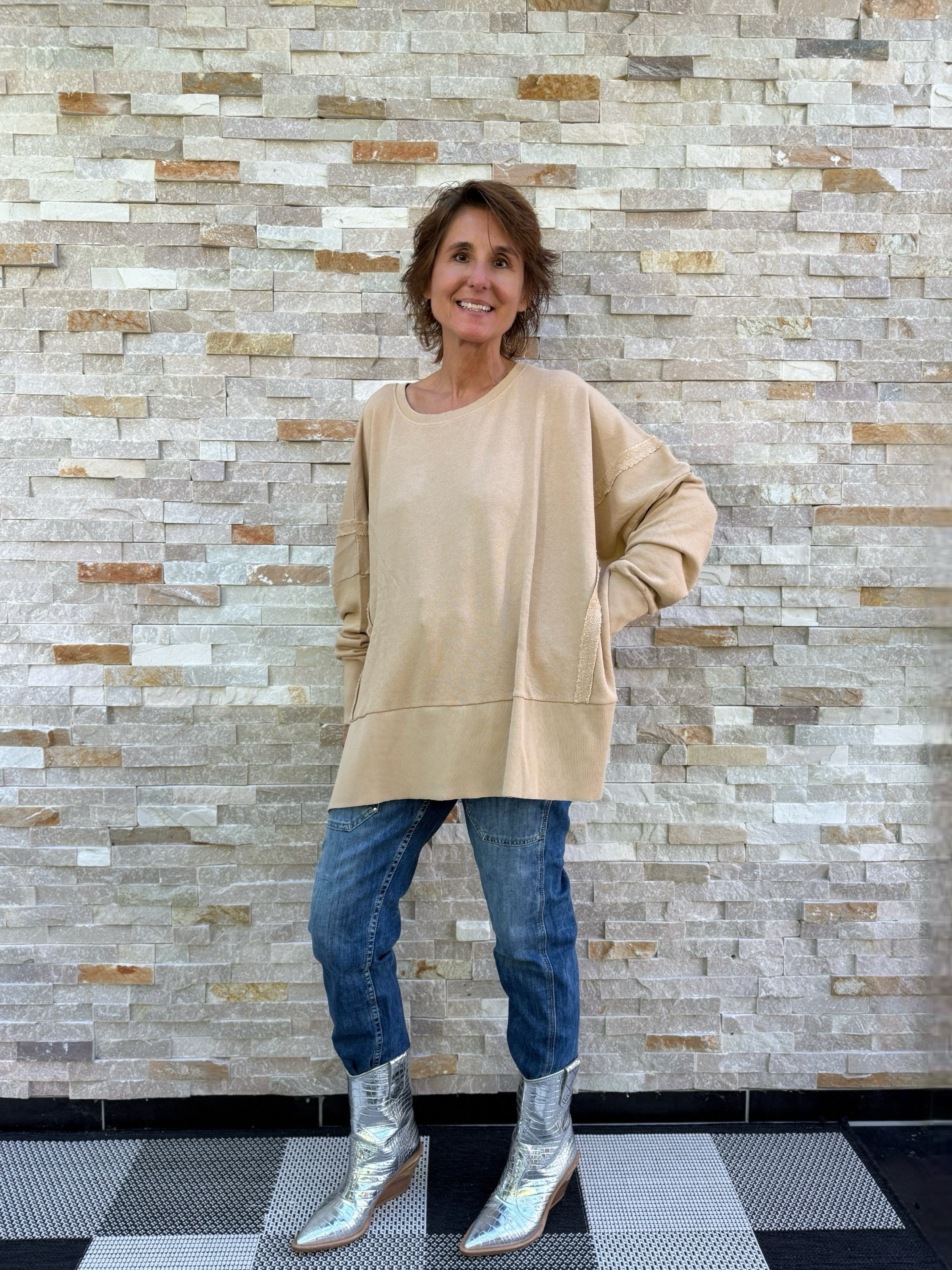 Oversize Sweatshirt KRIZ mit LOVE Applikation in Caramel