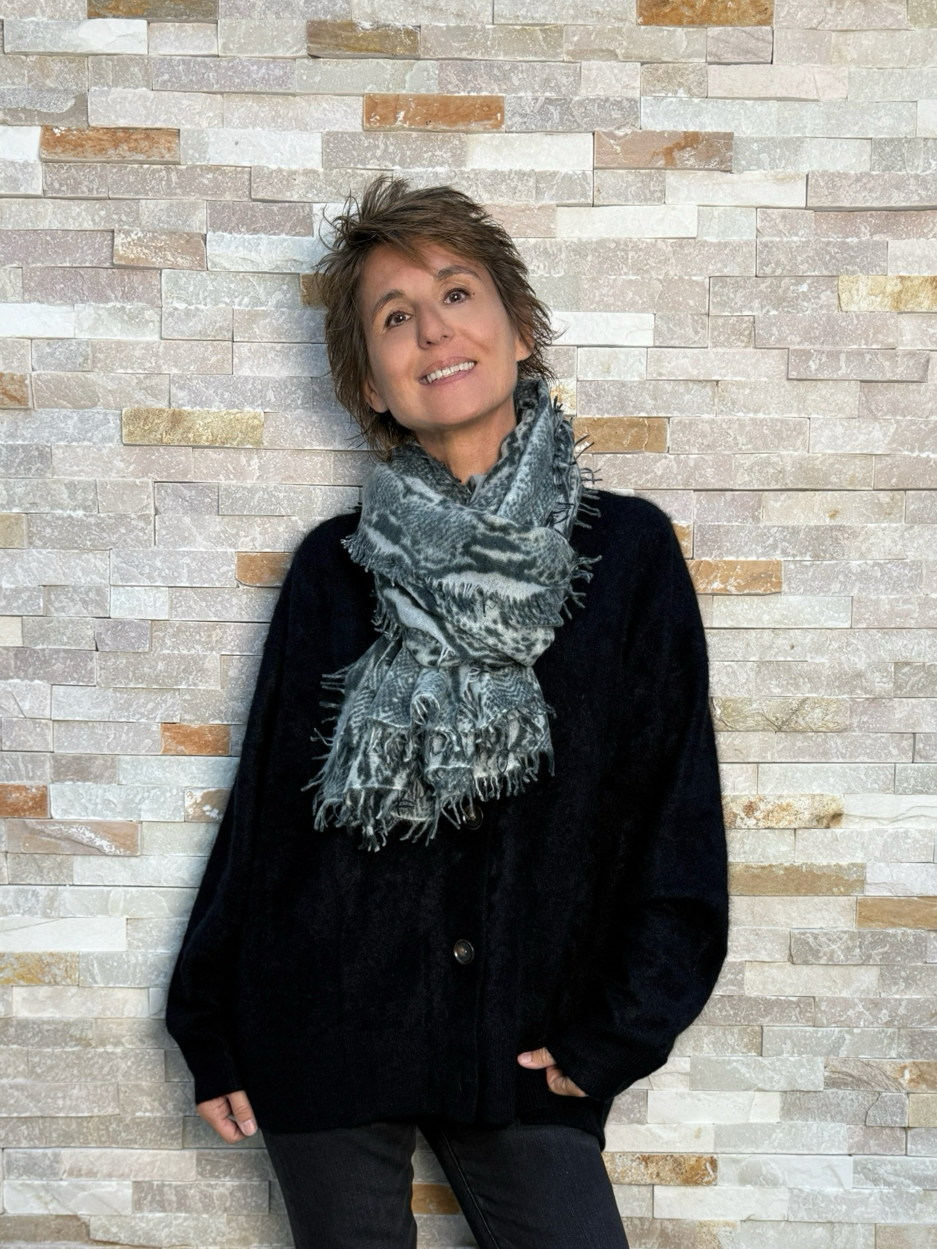 Cashmere scarf with large leopard print on beige-cognac-brown