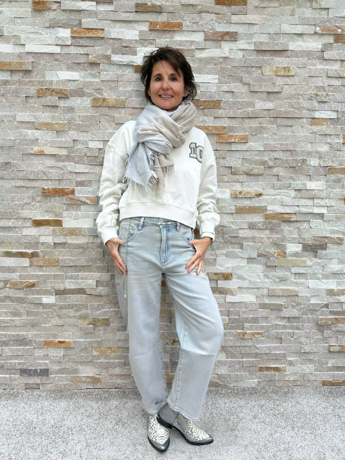 Cropped sweatshirt with 10-patch in cleansing kit