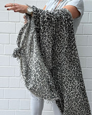 Cashmere scarf Leo print on light grey-black