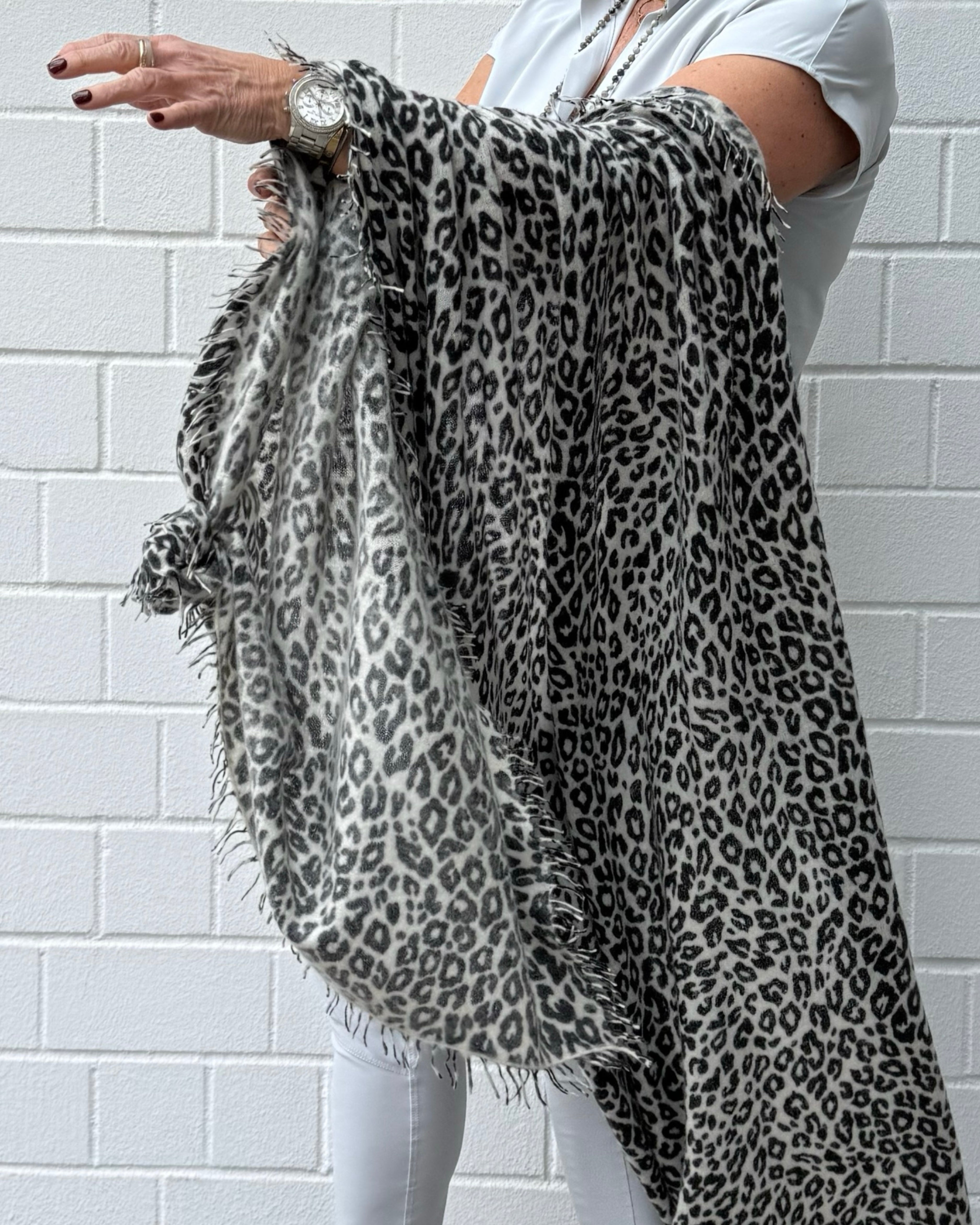 Cashmere scarf Leo print on light grey-black