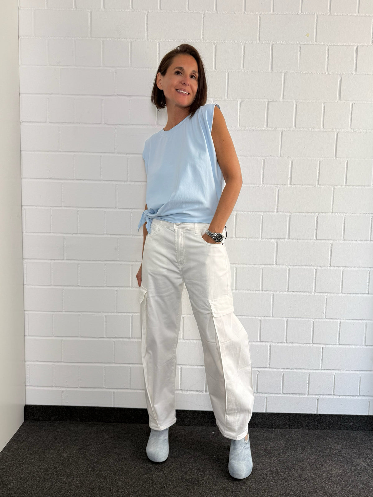 T-Shirt mit Knoten in Hellblau