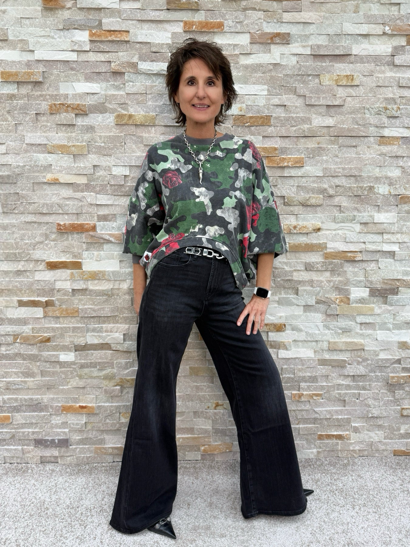 Cropped Sweatshirt mit Camouflage-Rosen Druck Grün