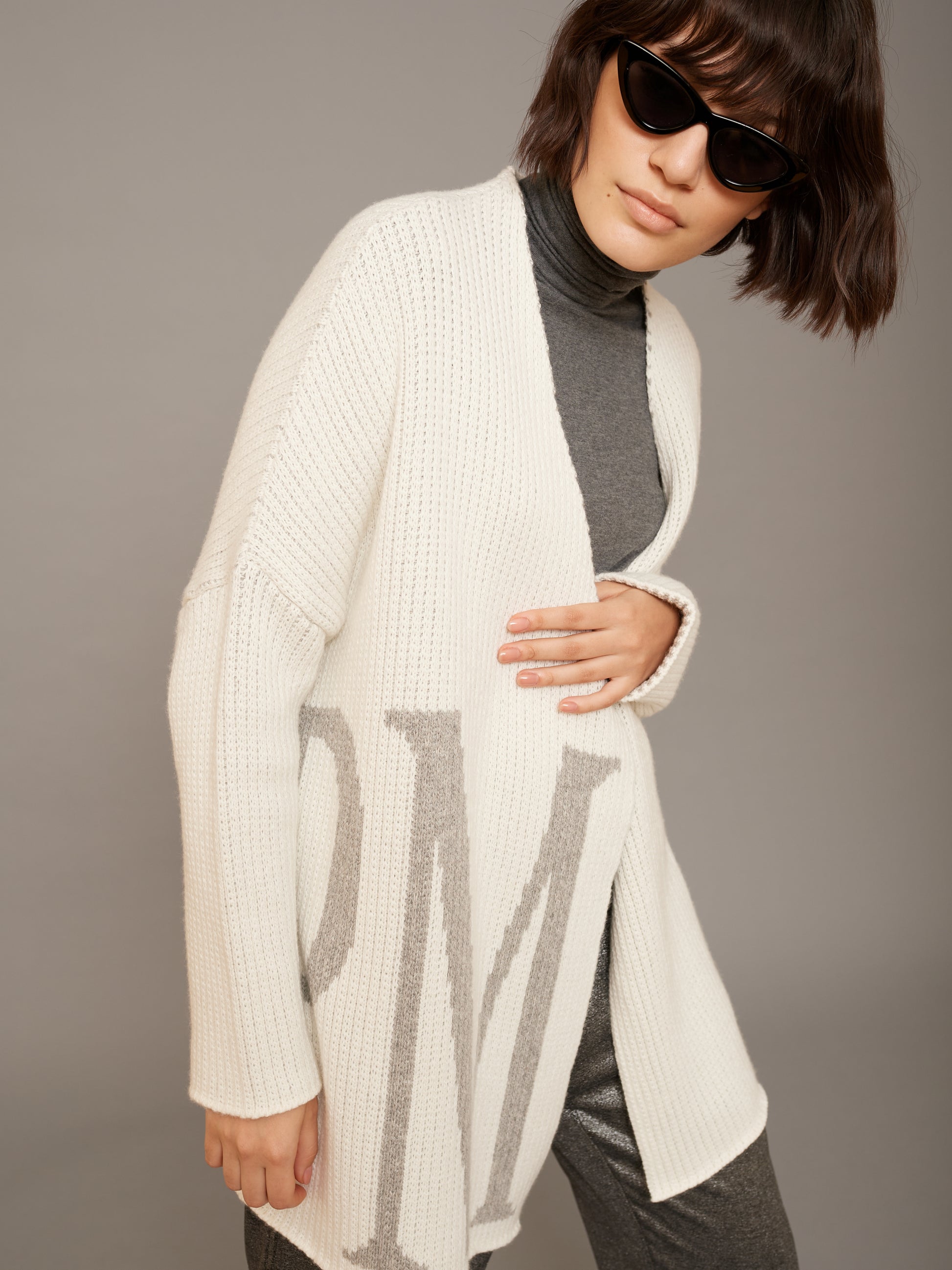 Cardigan cover with logo MAGNESIO in off-white – JASAJ Fashion