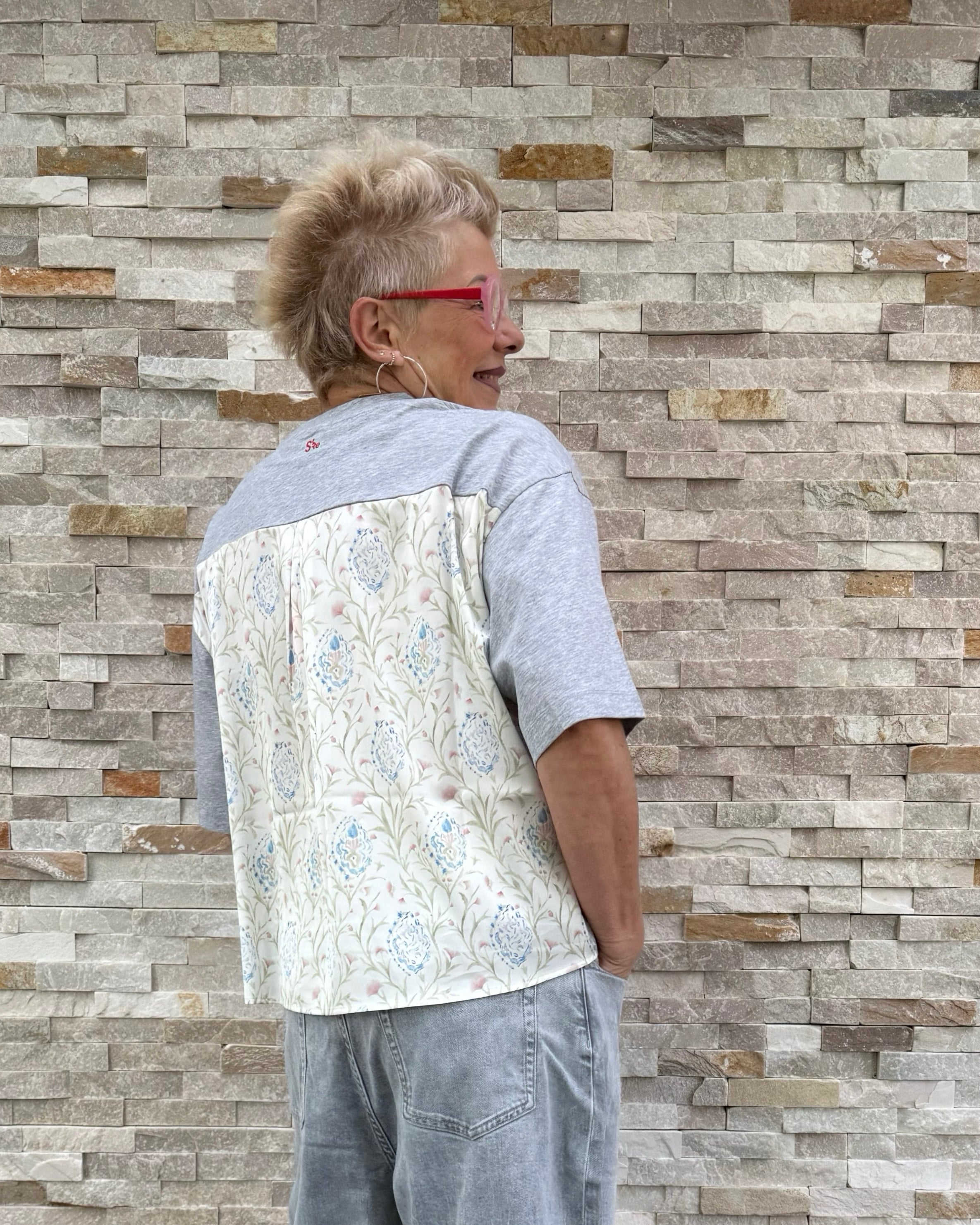 T-Shirt mit Blumenstoff am Rücken in Grau