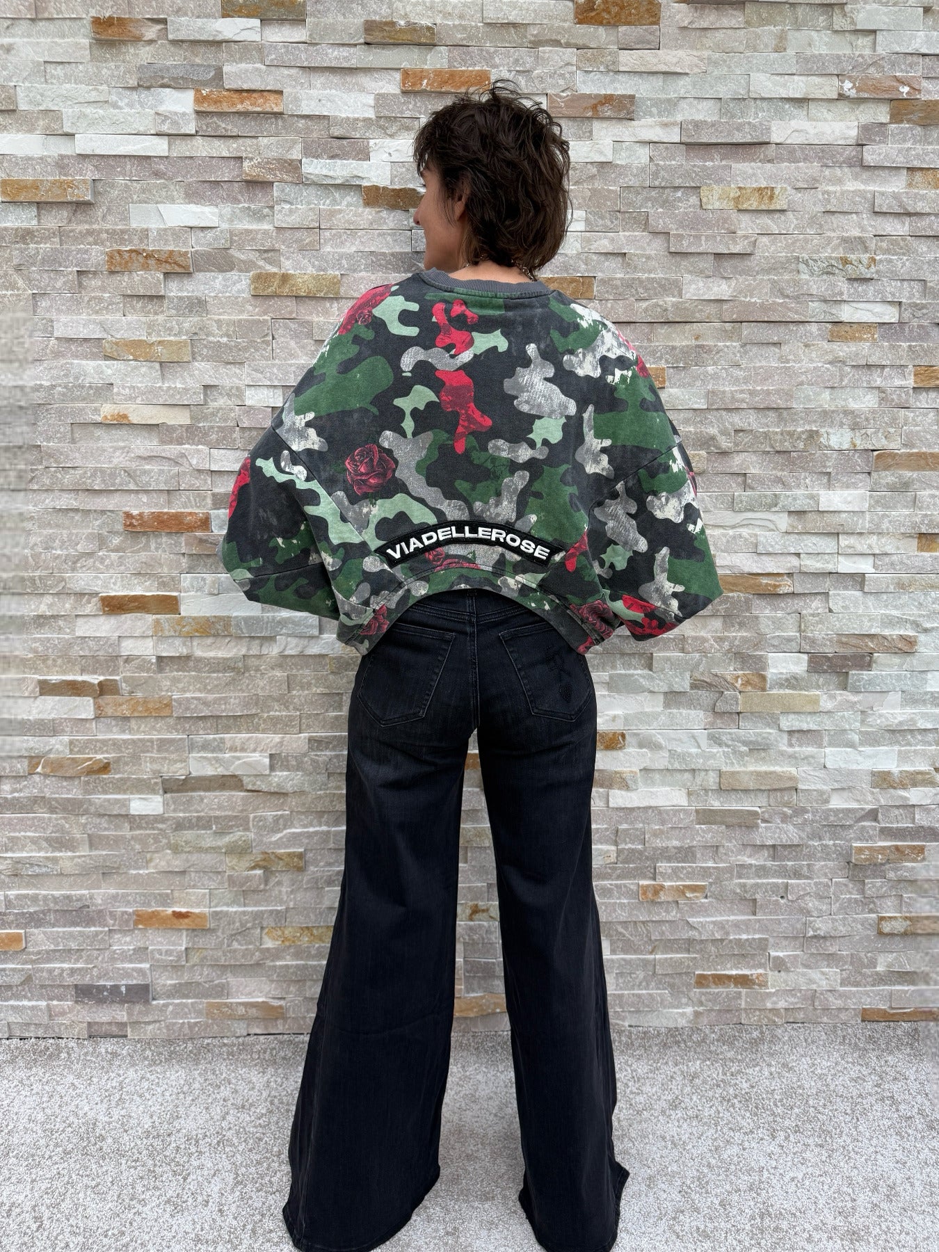 Cropped Sweatshirt mit Camouflage-Rosen Druck Grün