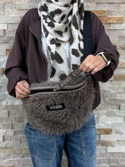 Große Fell Cross-Body-Bag in Taupe